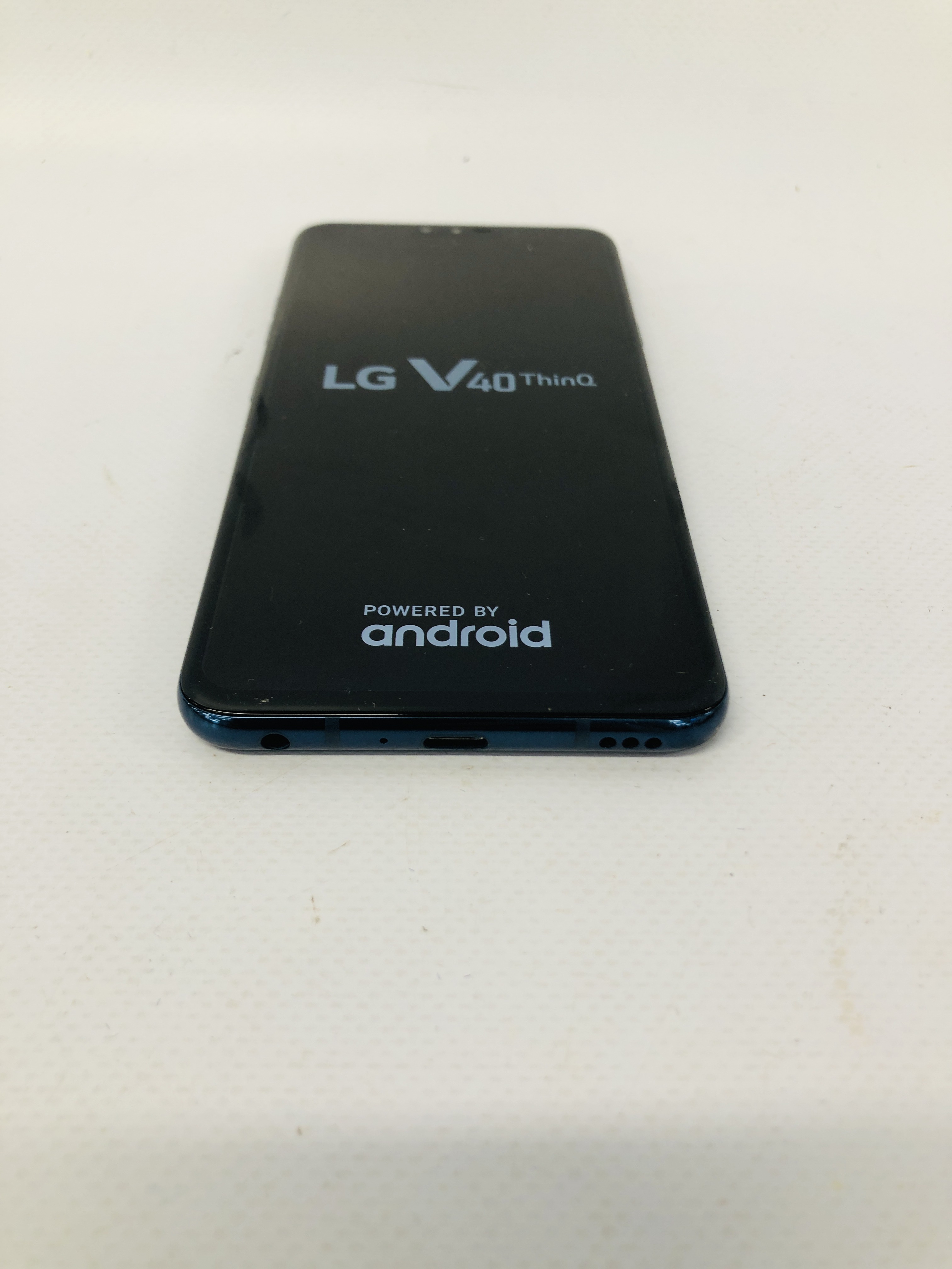 A LG V40 THINQ SMARTPHONE MODEL LM-V405EBW - SOLD AS SEEN - NO GUARANTEE OF CONNECTIVITY - Image 2 of 4