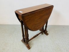PERIOD MAHOGANY FINISH DROP LEAF OCCASIONAL TABLE ON TURNED SUPPORTS - H 53CM X W 51CM.