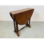 PERIOD MAHOGANY FINISH DROP LEAF OCCASIONAL TABLE ON TURNED SUPPORTS - H 53CM X W 51CM.