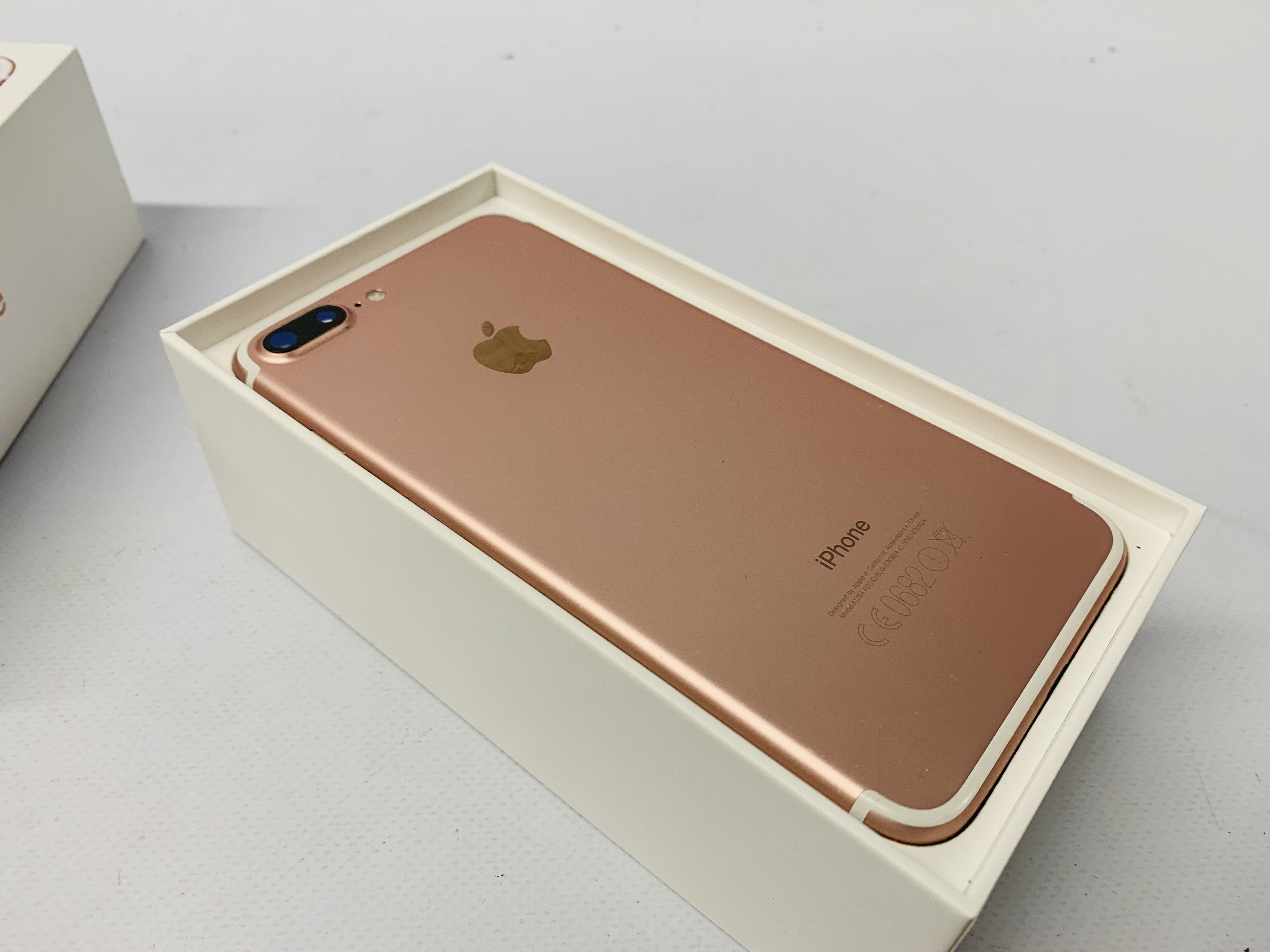 A APPLE IPHONE 7 PLUS 29626 32GB IN ORIGINAL BOX WITH ACCESSORIES - SOLD AS SEEN - Image 5 of 8