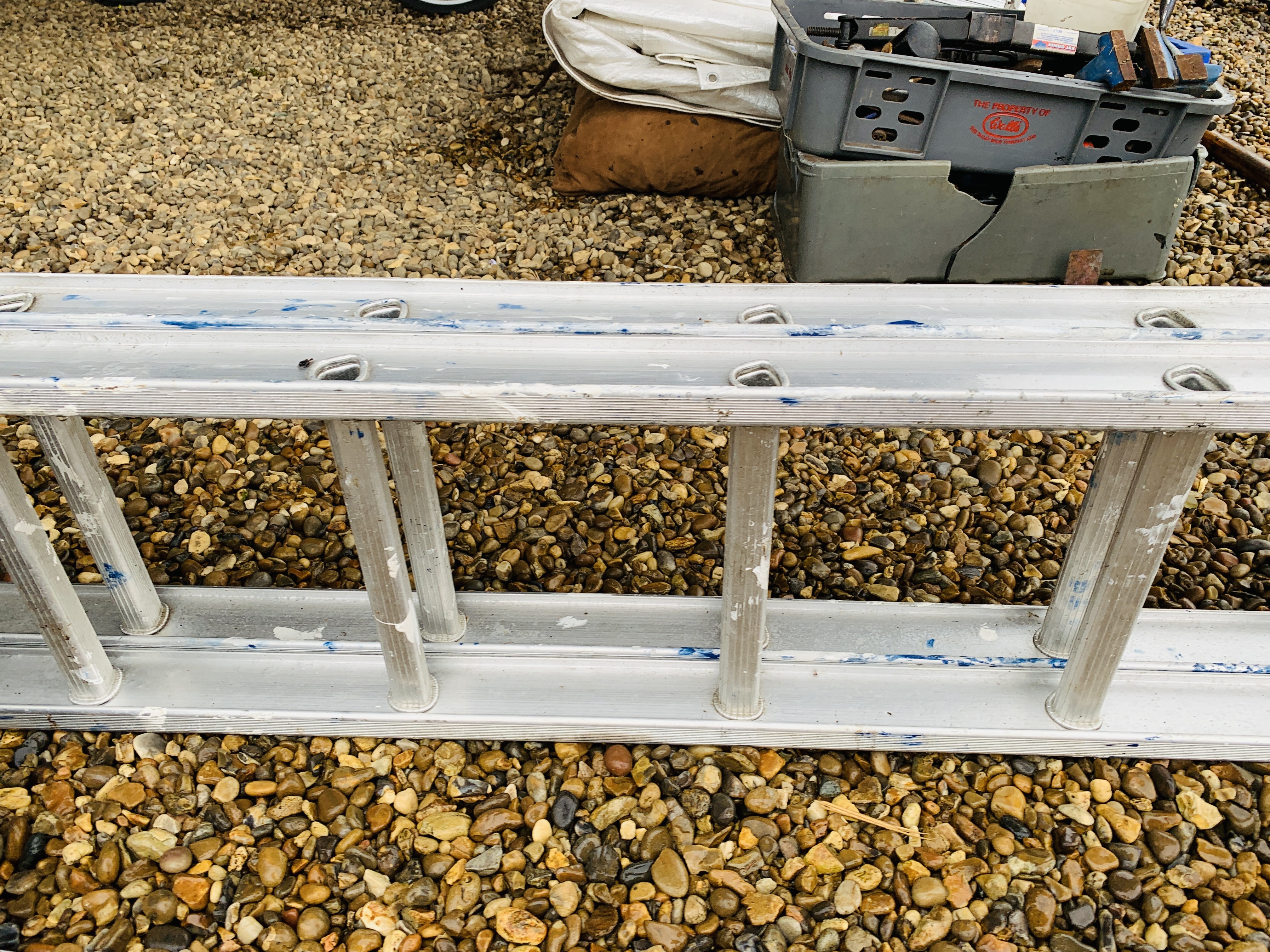 AN ALUMINIUM 16 RUNG CLASS 3 DOUBLE EXTENSION LADDER AND A SET OF FOUR TREAD FOLDING HOUSEHOLD - Image 3 of 5
