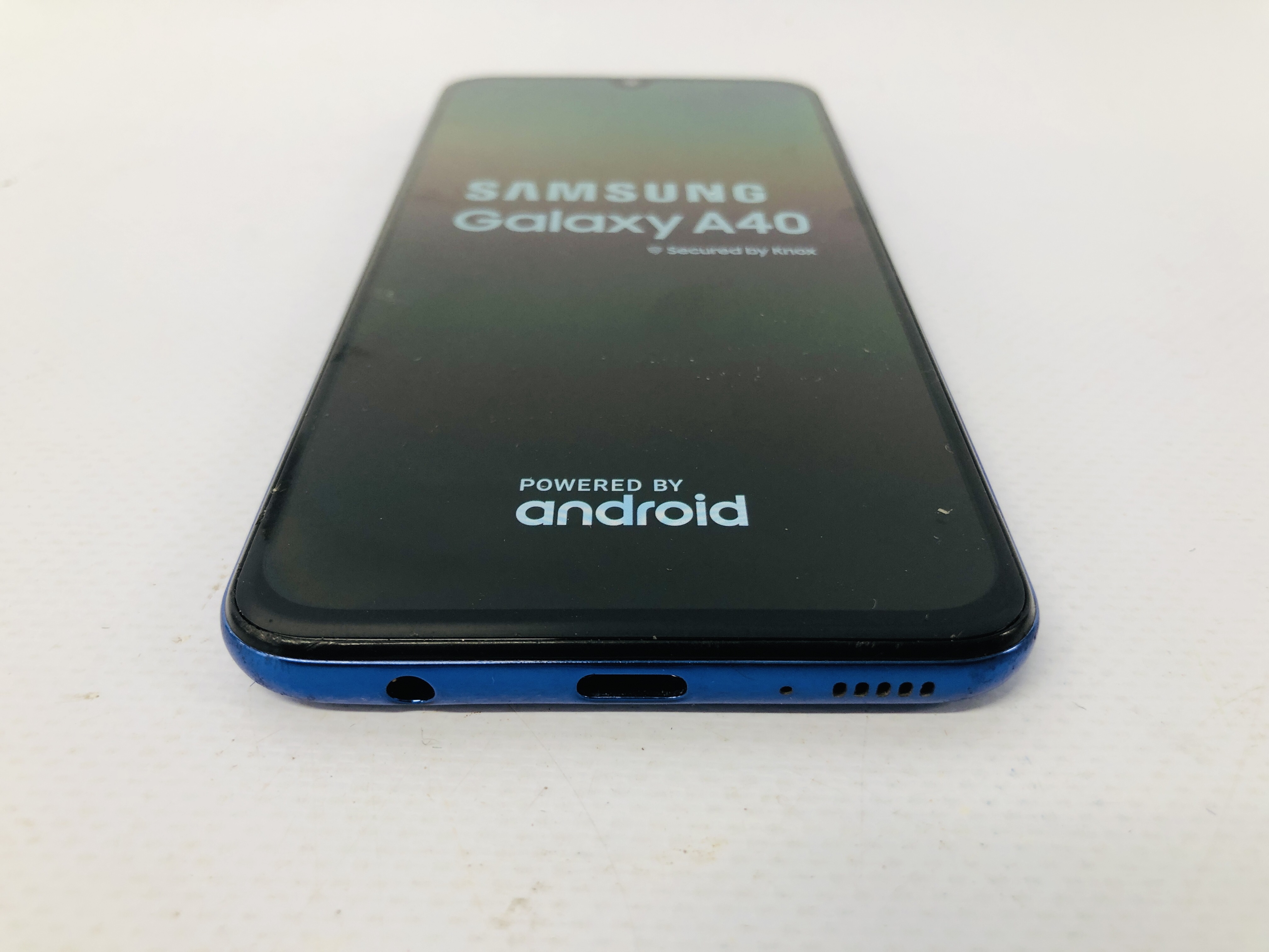 A SAMSUNG GALAXY A40 SMARTPHONE - SOLD AS SEEN - NO GUARANTEE OF CONNECTIVITY - Image 2 of 3