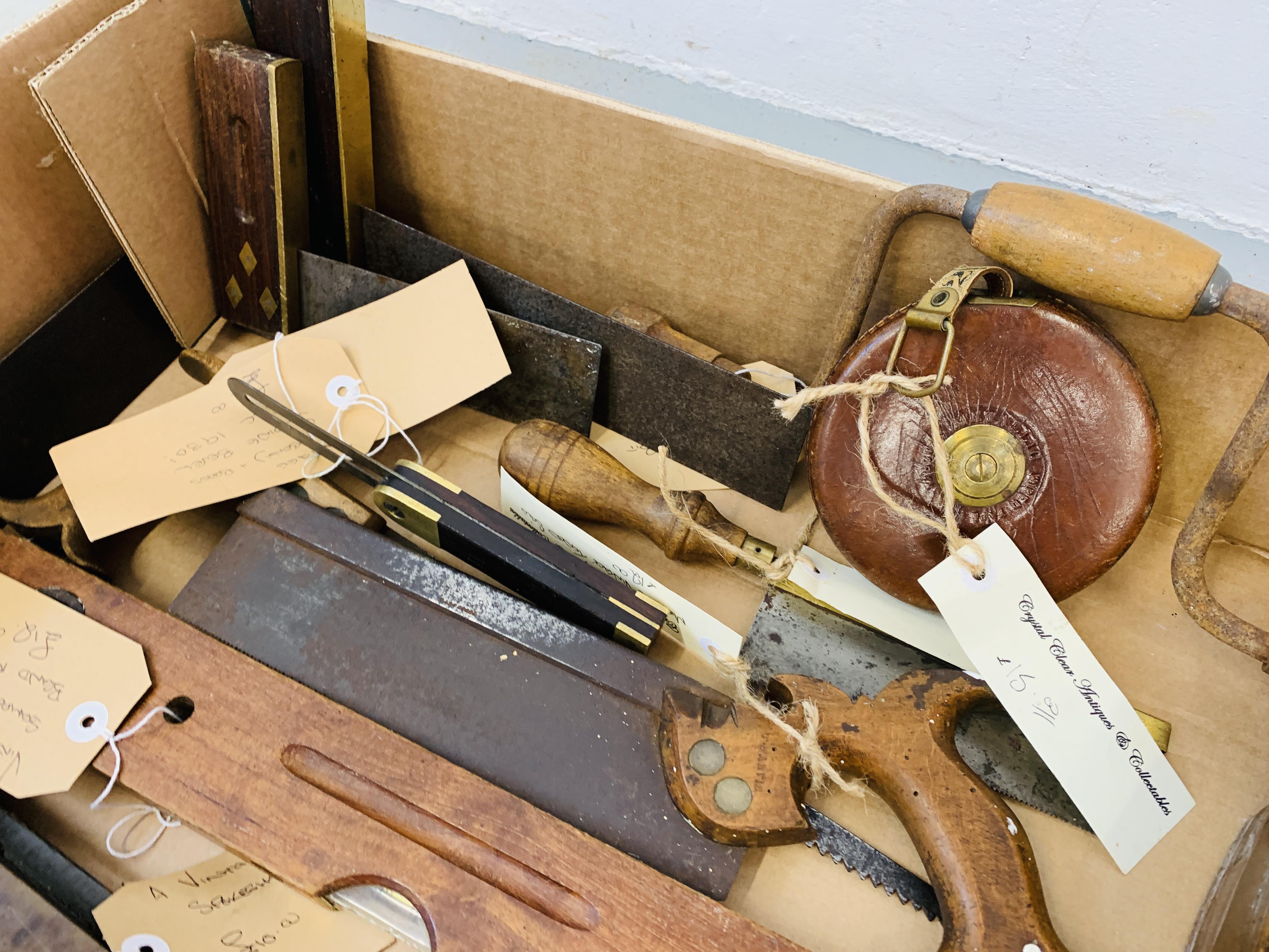 AN ASSORTMENT OF VINTAGE HAND TOOLS TO INCLUDE DRILLS, PLANES, LEVELS, TAPE MEASURE, SAWS, - Image 4 of 9