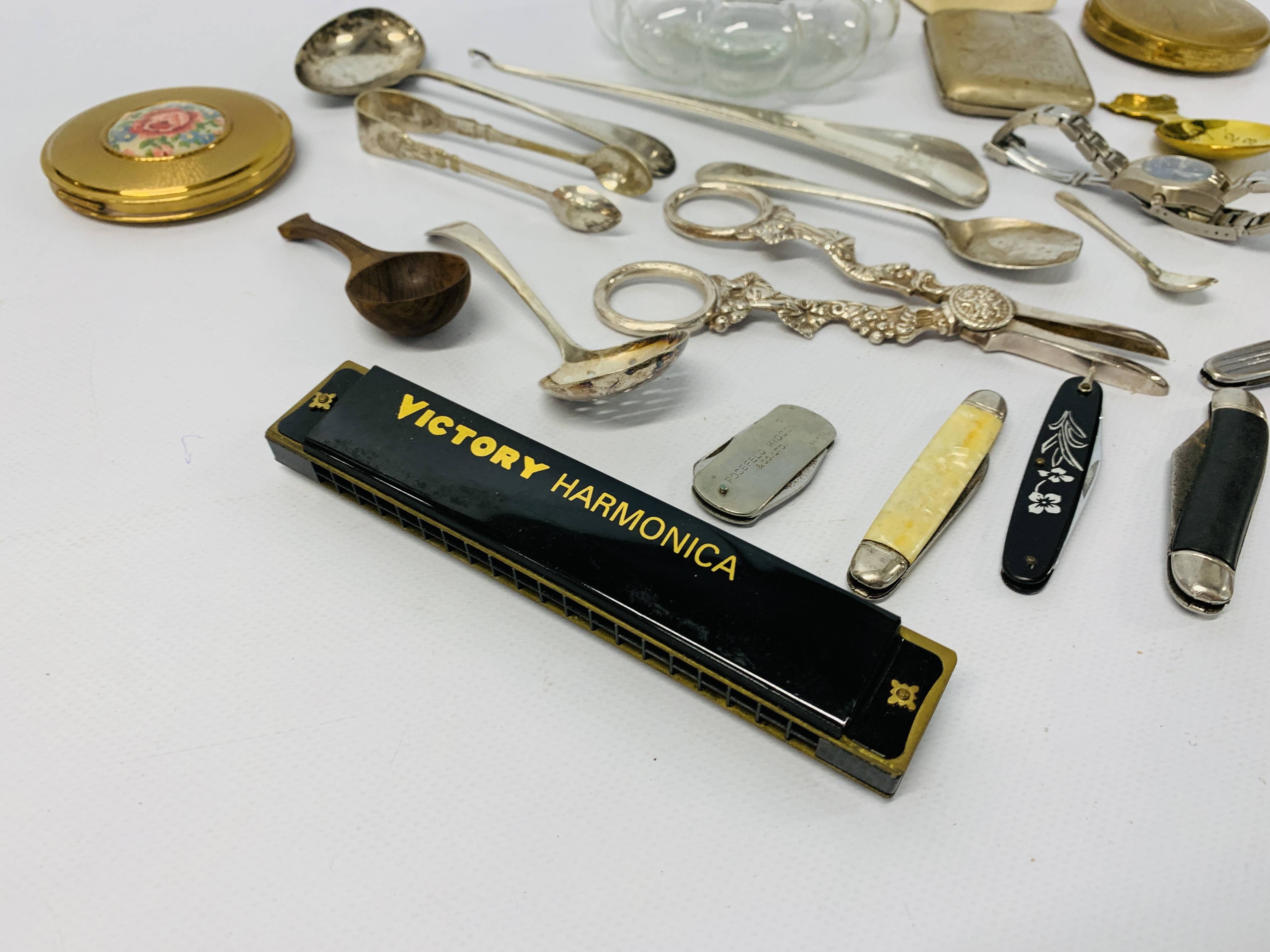 BOX OF MISCELLANEOUS TO INCLUDE SILVER SHOE HORN, LADIES COMPACTS, - Image 9 of 10