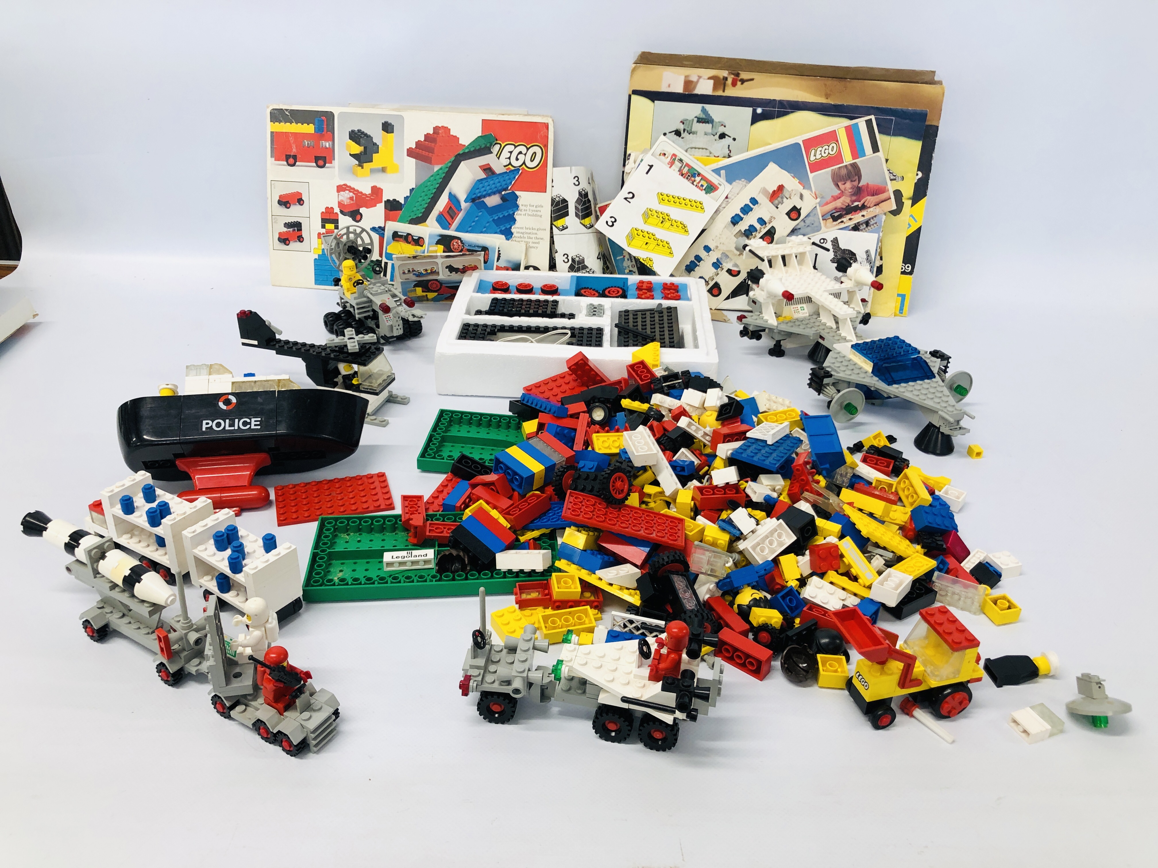 COLLECTION OF ASSORTED VINTAGE LEGO TO INCLUDE A BOXED 4.