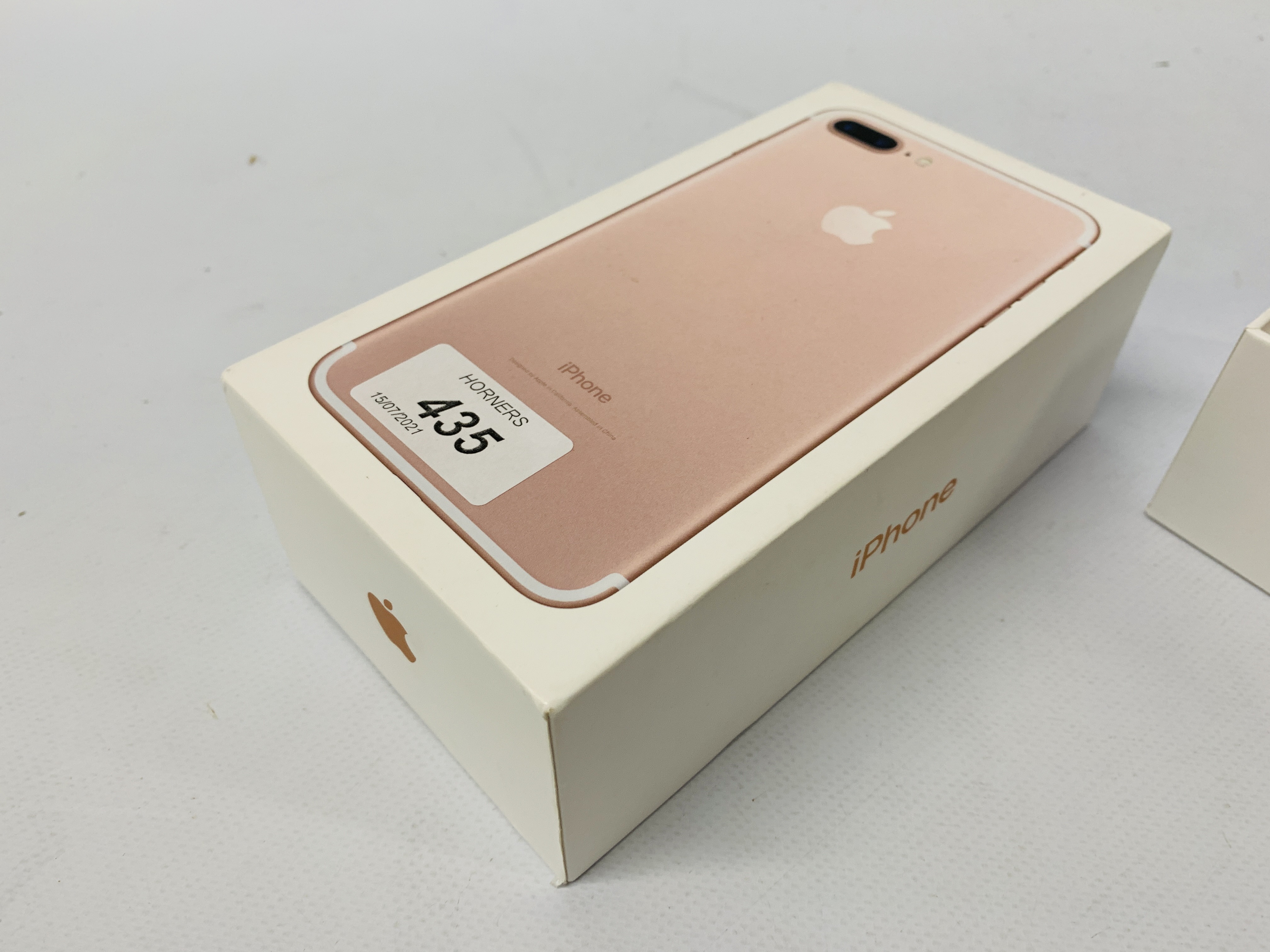 A APPLE IPHONE 7 PLUS 29626 32GB IN ORIGINAL BOX WITH ACCESSORIES - SOLD AS SEEN - Image 6 of 8