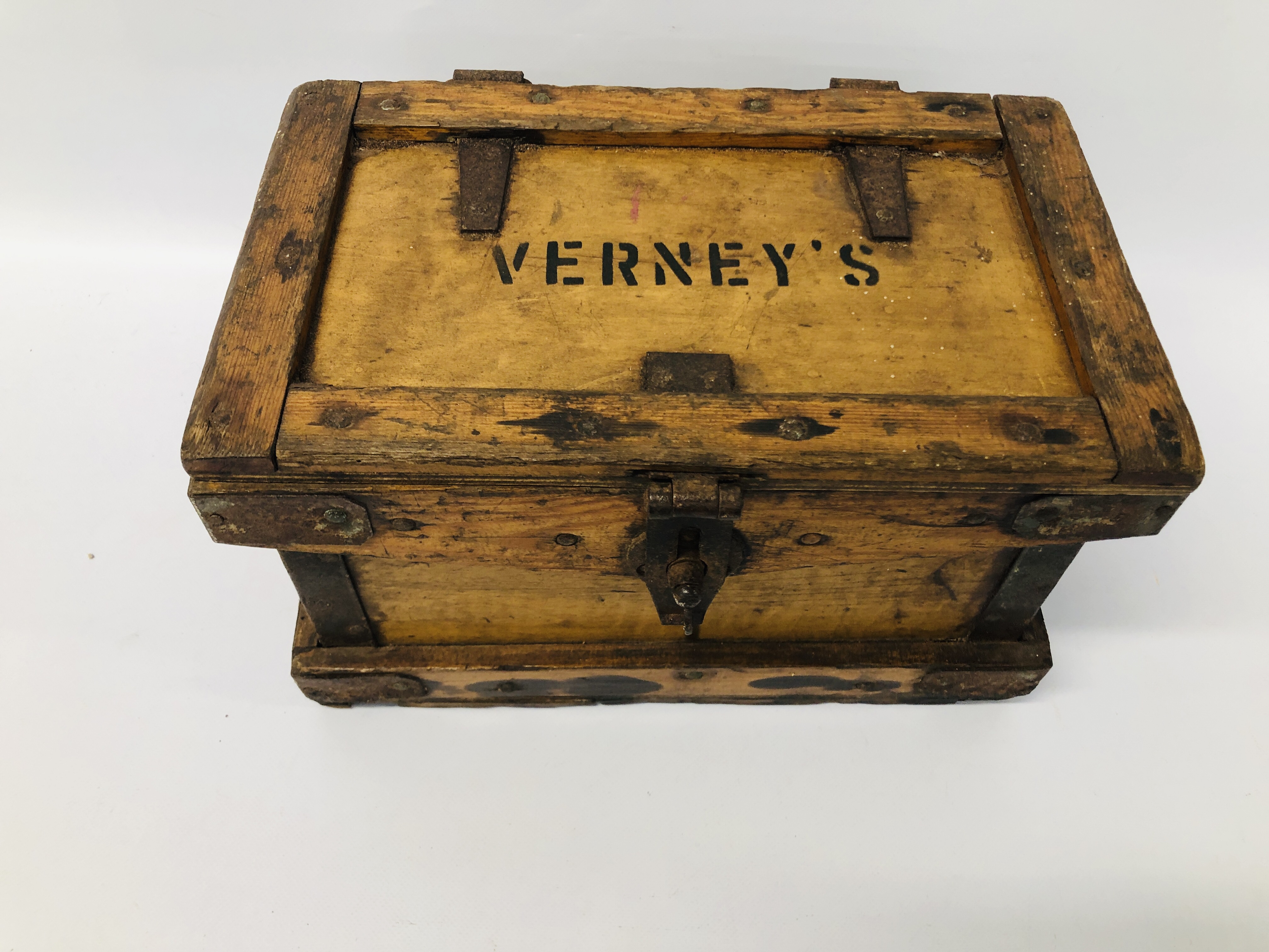 VINTAGE "VERNEYS" SMALL PLATES STORAGE BOX, FOLDING COAT HOOK ALONG WITH A VITNAGE PICNIC SET, - Image 9 of 14