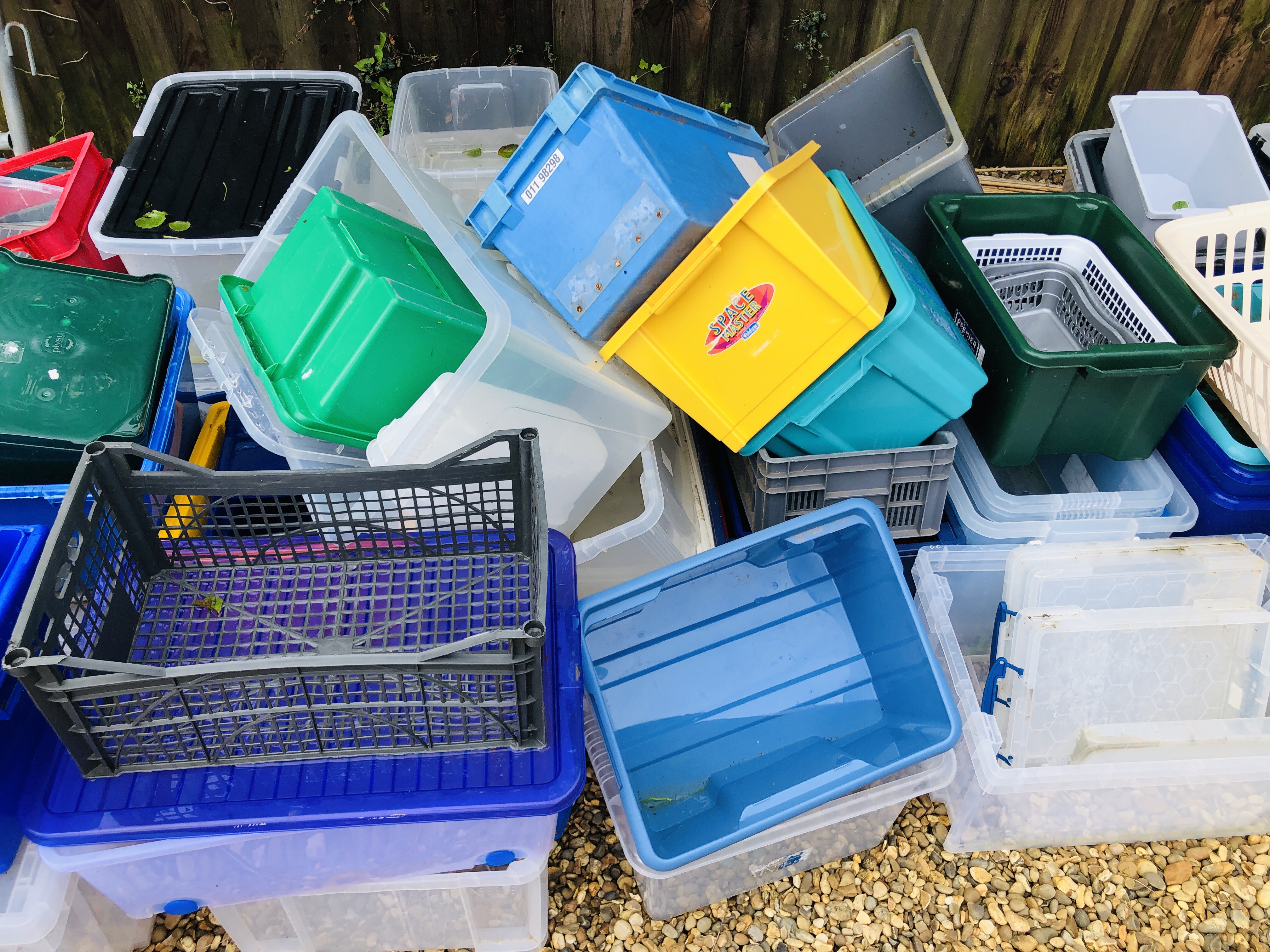 A LARGE QUANTITY ASSORTED PLASTIC STORAGE BOXES - Image 3 of 5