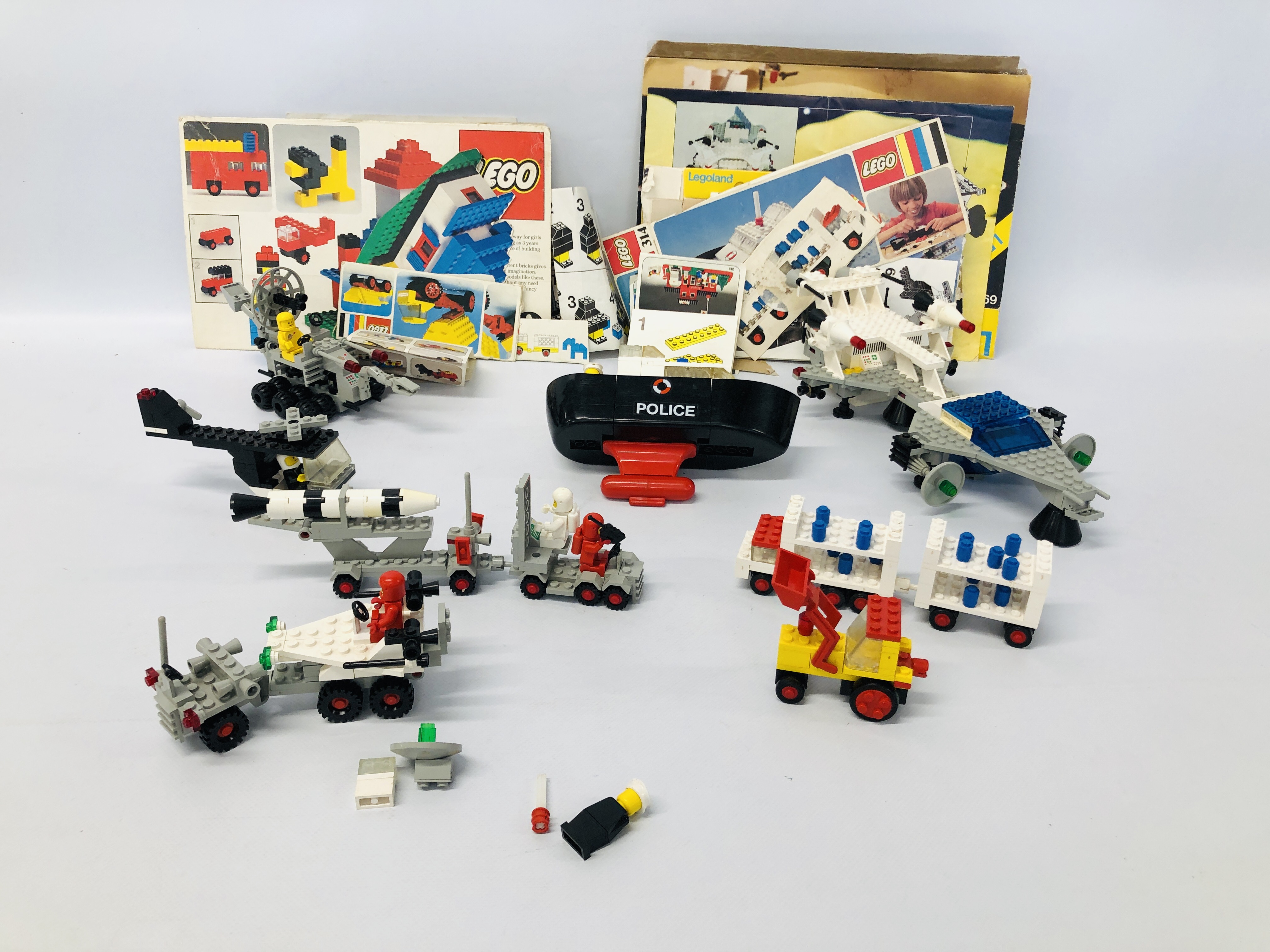 COLLECTION OF ASSORTED VINTAGE LEGO TO INCLUDE A BOXED 4. - Image 3 of 4