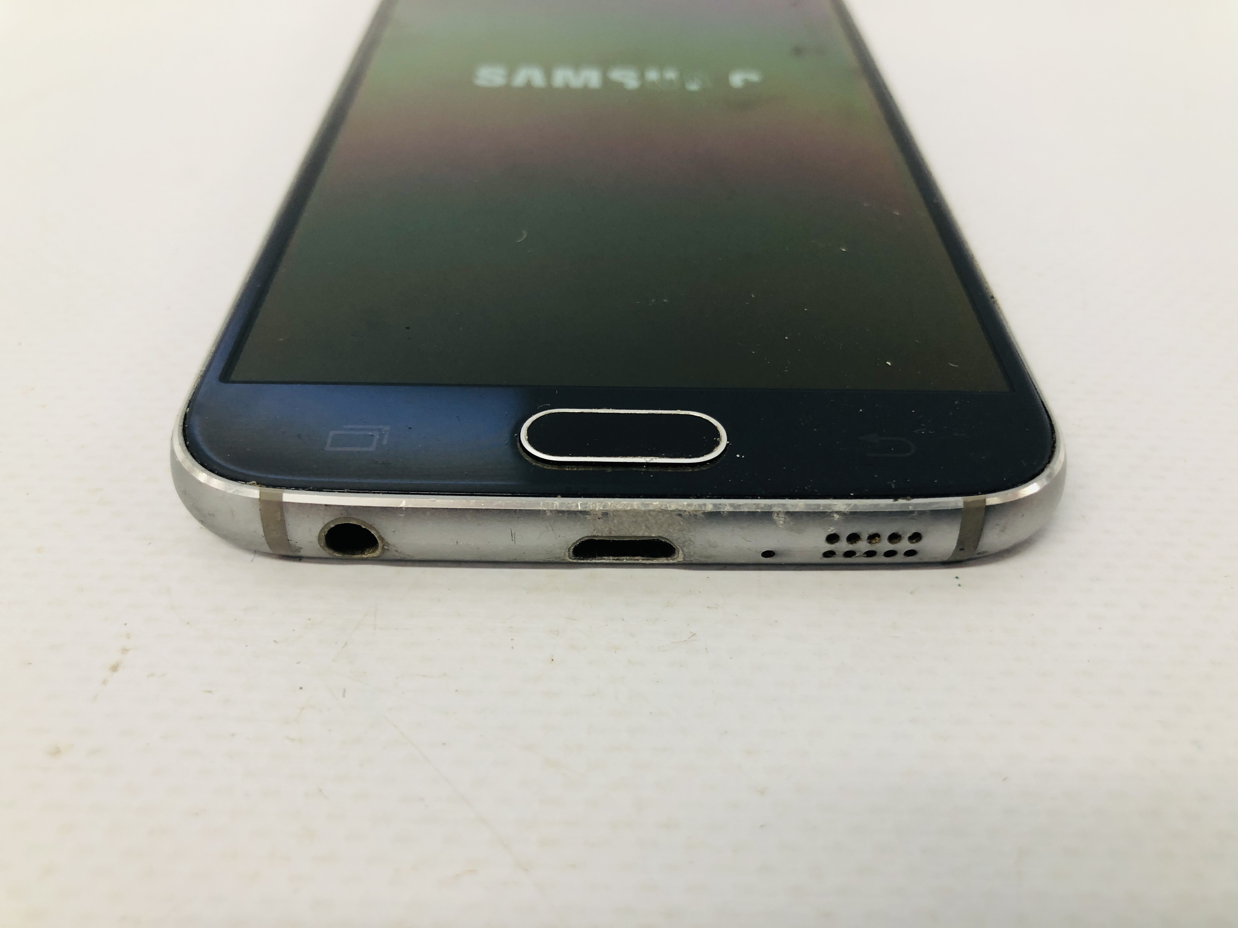 A SAMSUNG GALAXY S6 SMARTPHONE - SOLD AS SEEN - NO GUARANTEE OF CONNECTIVITY - Image 3 of 5