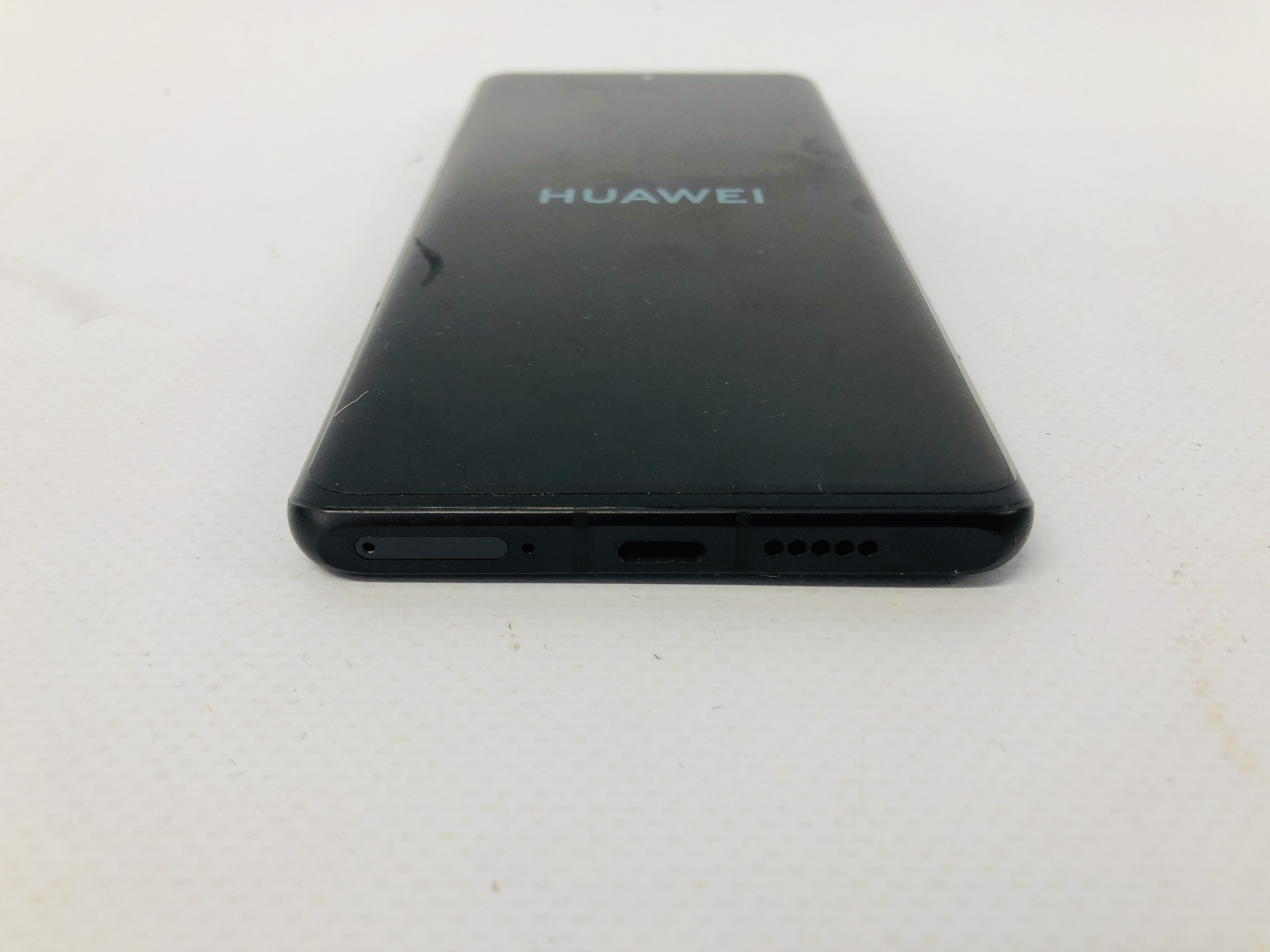 A HUAWEI VOG-L09 SMARTPHONE - SOLD AS SEEN - NO GUARANTEE OF CONNECTIVITY - Image 3 of 5