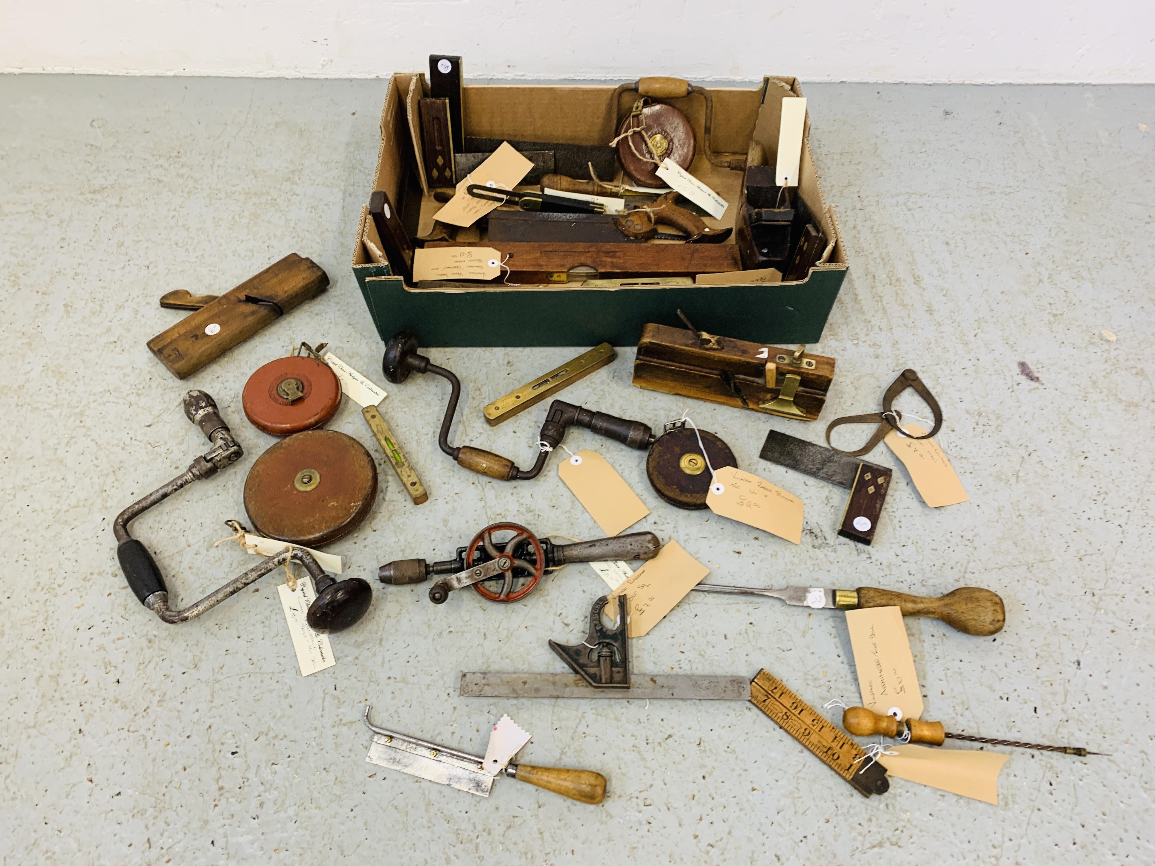 AN ASSORTMENT OF VINTAGE HAND TOOLS TO INCLUDE DRILLS, PLANES, LEVELS, TAPE MEASURE, SAWS,