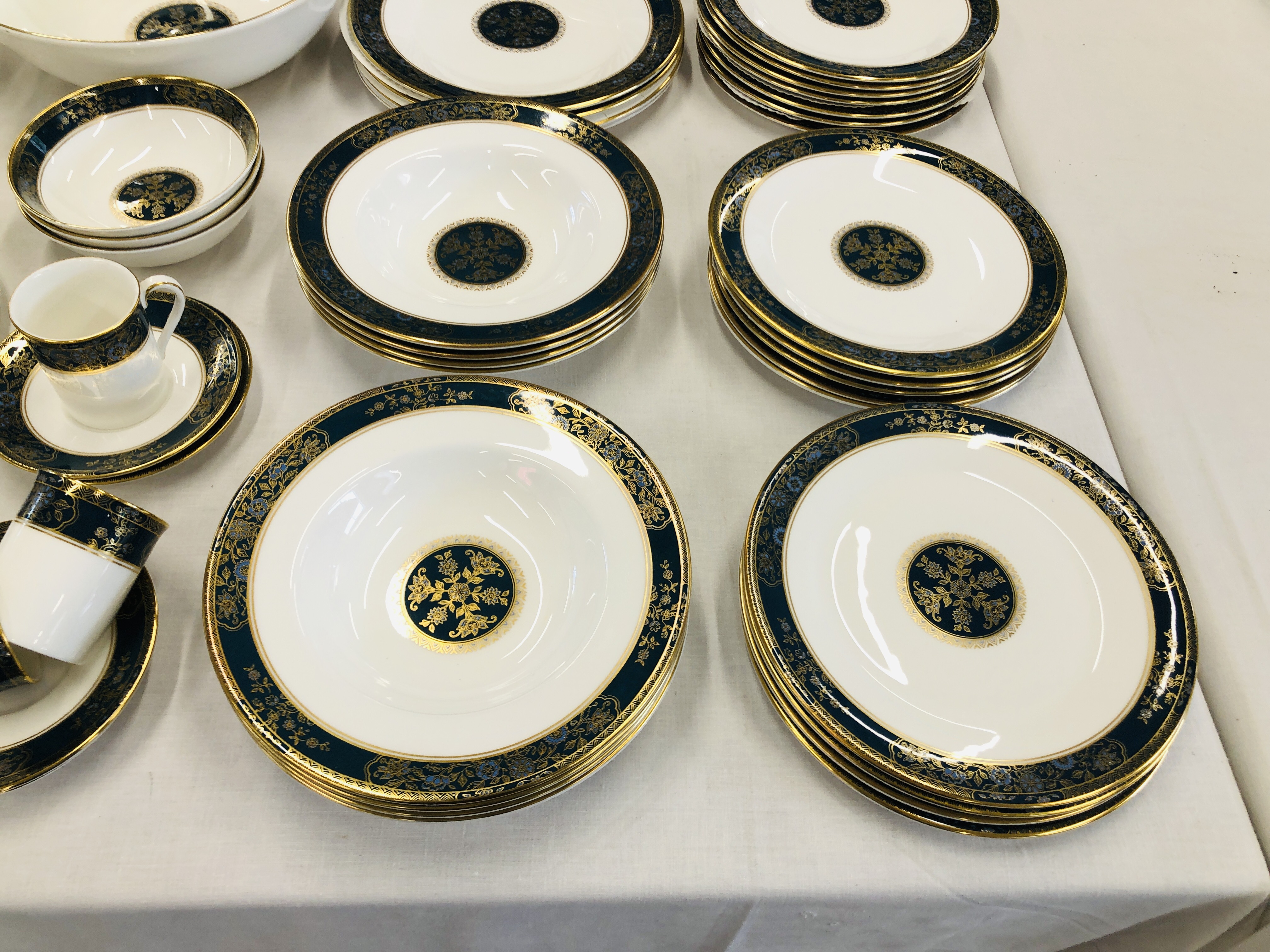 LARGE QTY OF CARLYLE H5018 ROYAL DOULTON FINE BONE CHINA TABLEWARE TO INCLUDE SOUP BOWLS, - Image 12 of 12