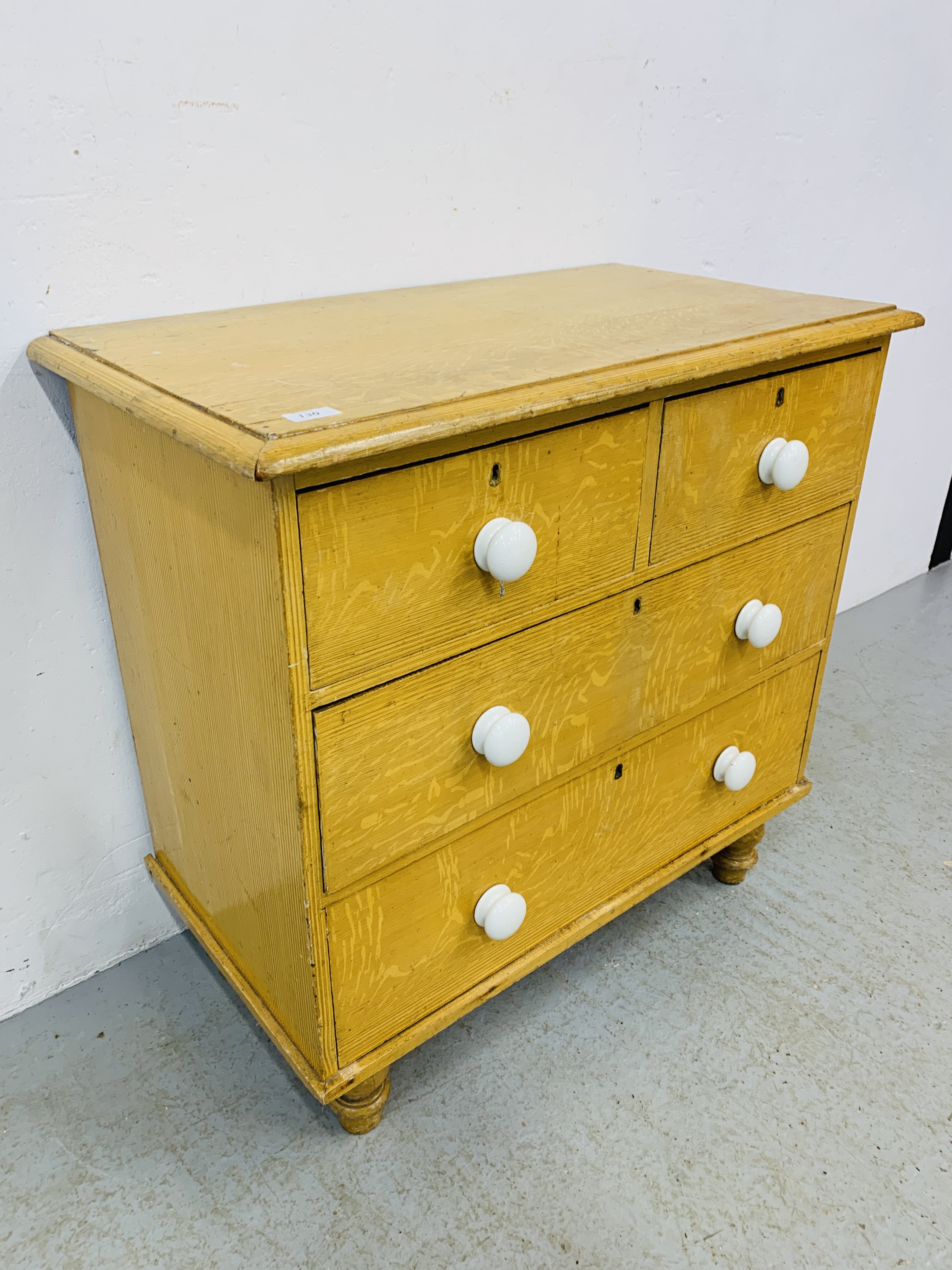 A VINTAGE PINE TWO OVER TWO CHEST OF DRAWERS ON TURNED FEET WITH WHITE CERAMIC KNOBS W 82CM, D 46CM, - Image 4 of 7