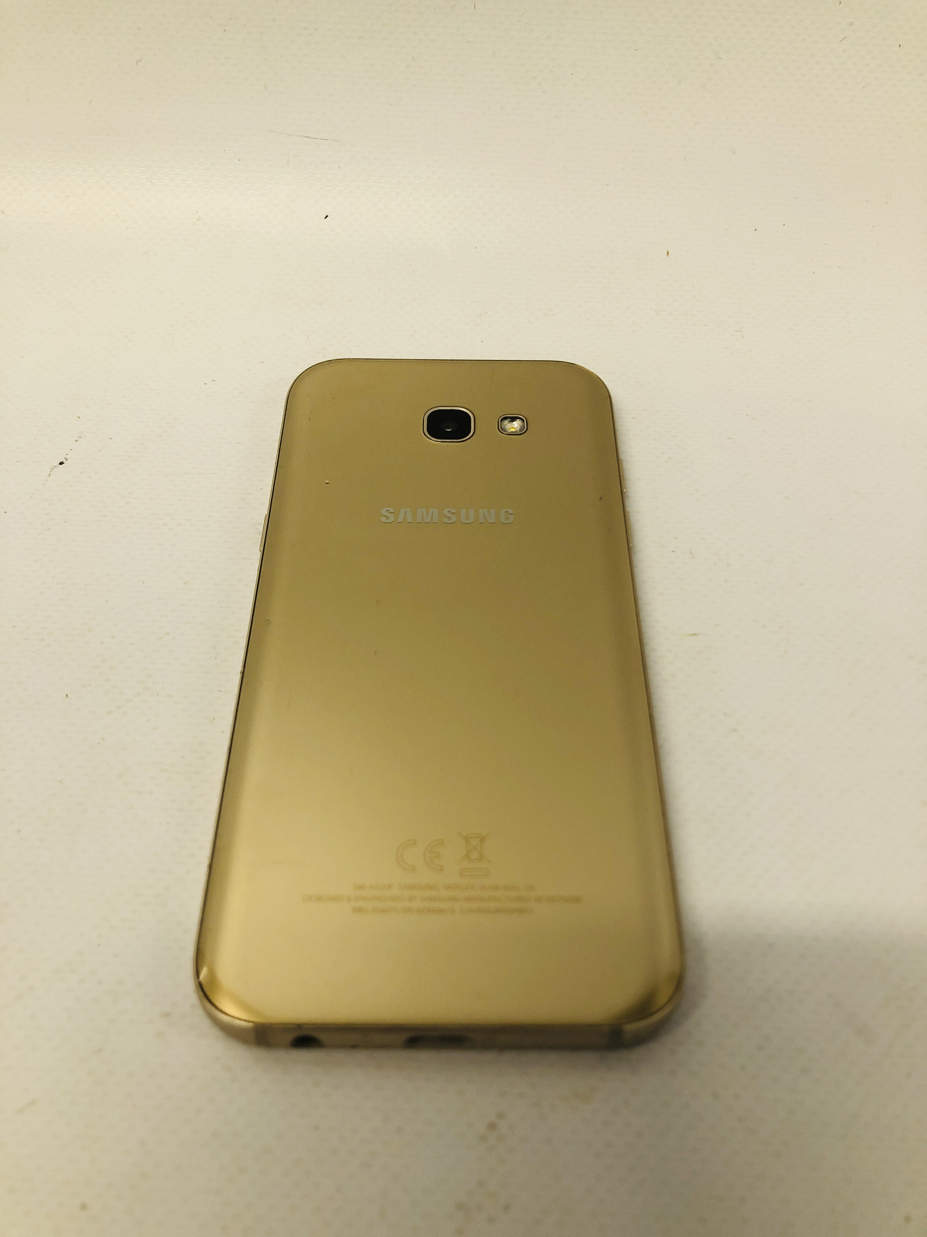 A SAMSUNG GALAXY A5 SMARTPHONE - SOLD AS SEEN - NO GUARANTEE OF CONNECTIVITY - Image 4 of 4
