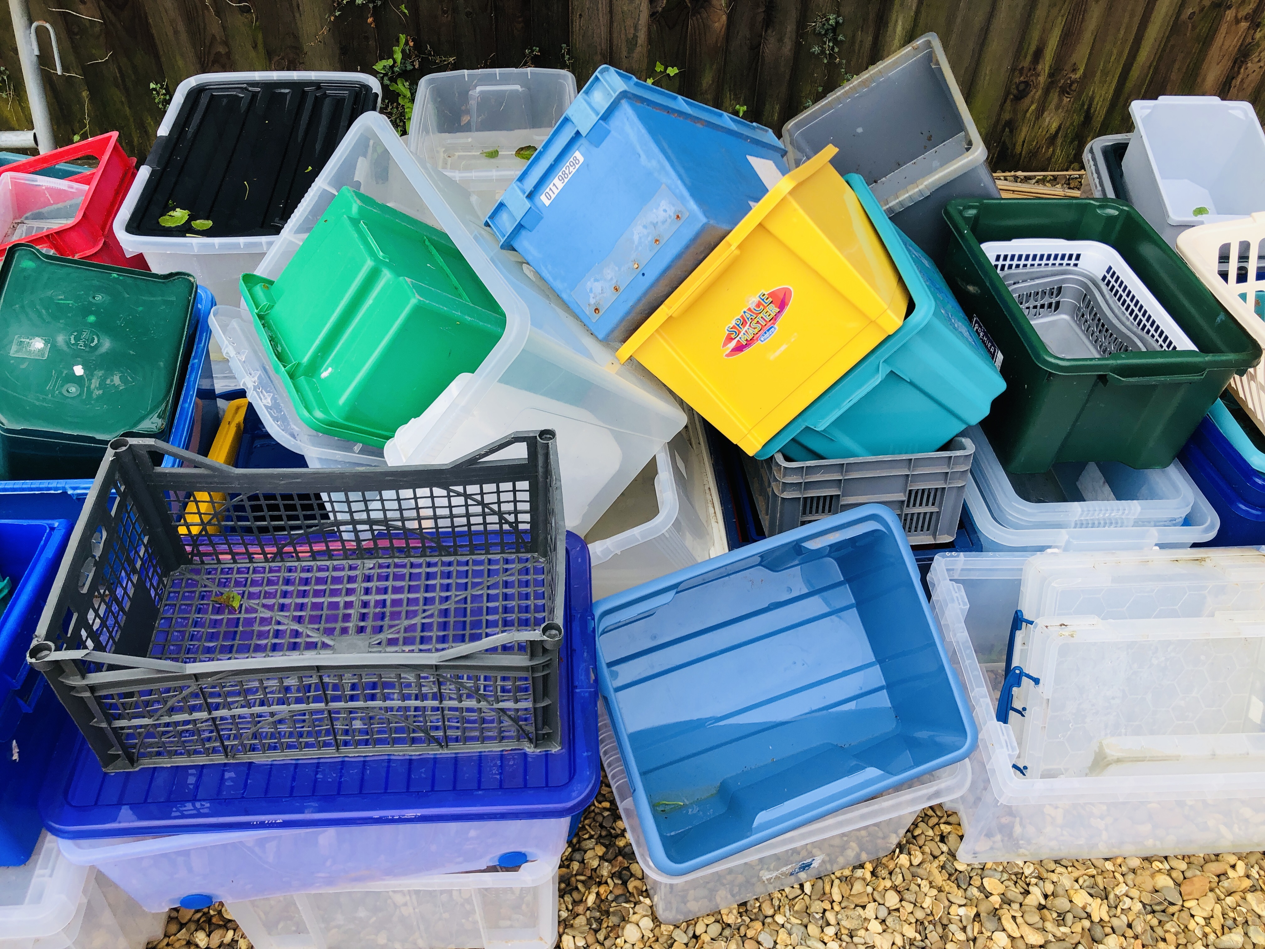 A LARGE QUANTITY ASSORTED PLASTIC STORAGE BOXES - Image 4 of 5