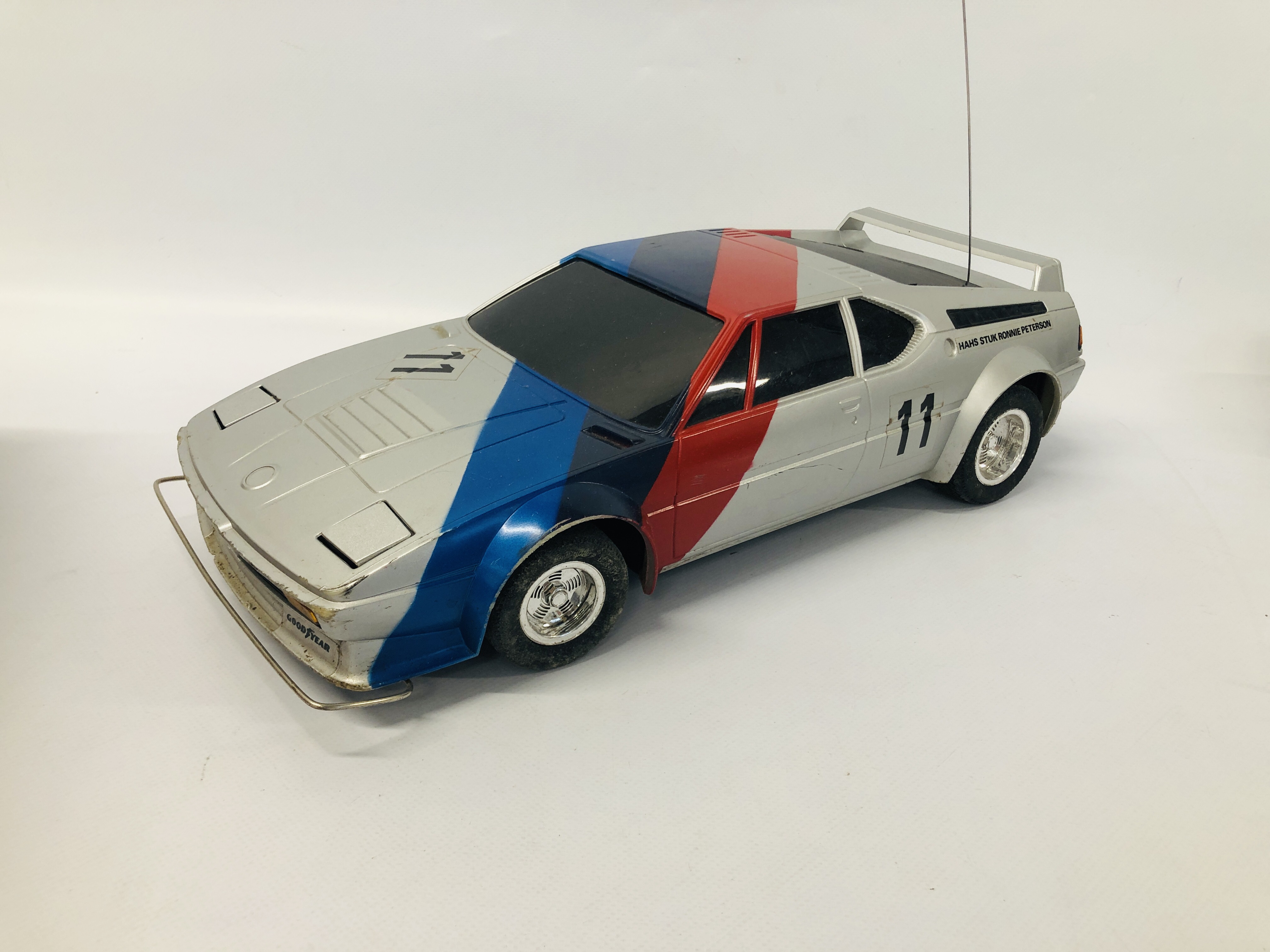 A MASSEY FERGUSON POWER PART RADIO CONTROLLED BMW M1 G4 CAR IN BOX - SOLD AS SEEN - Image 3 of 6