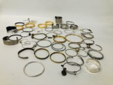 BAG CONTAINING 50 ASSORTED COSTUME JEWELLERY BANGLES