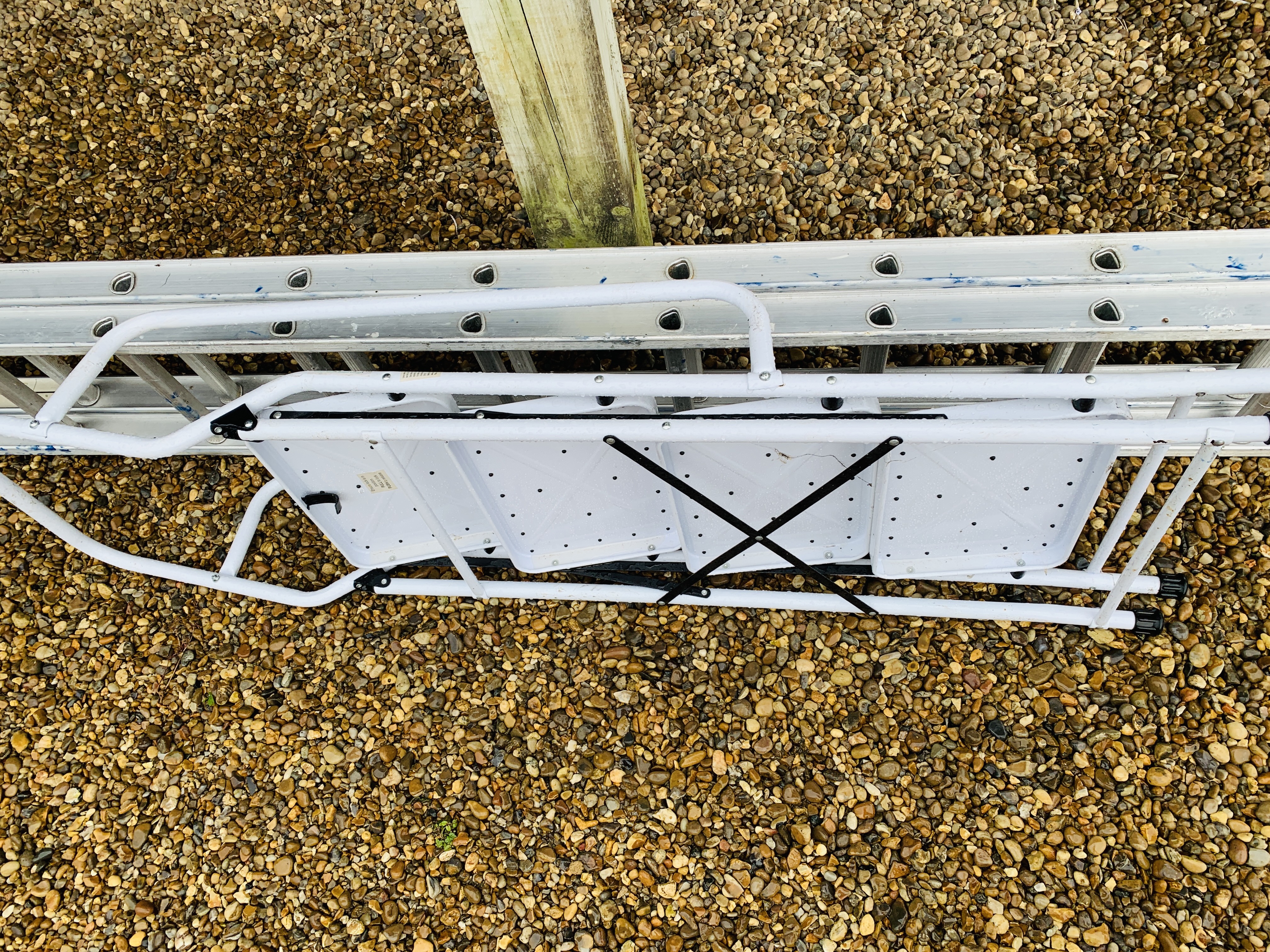 AN ALUMINIUM 16 RUNG CLASS 3 DOUBLE EXTENSION LADDER AND A SET OF FOUR TREAD FOLDING HOUSEHOLD - Image 4 of 5