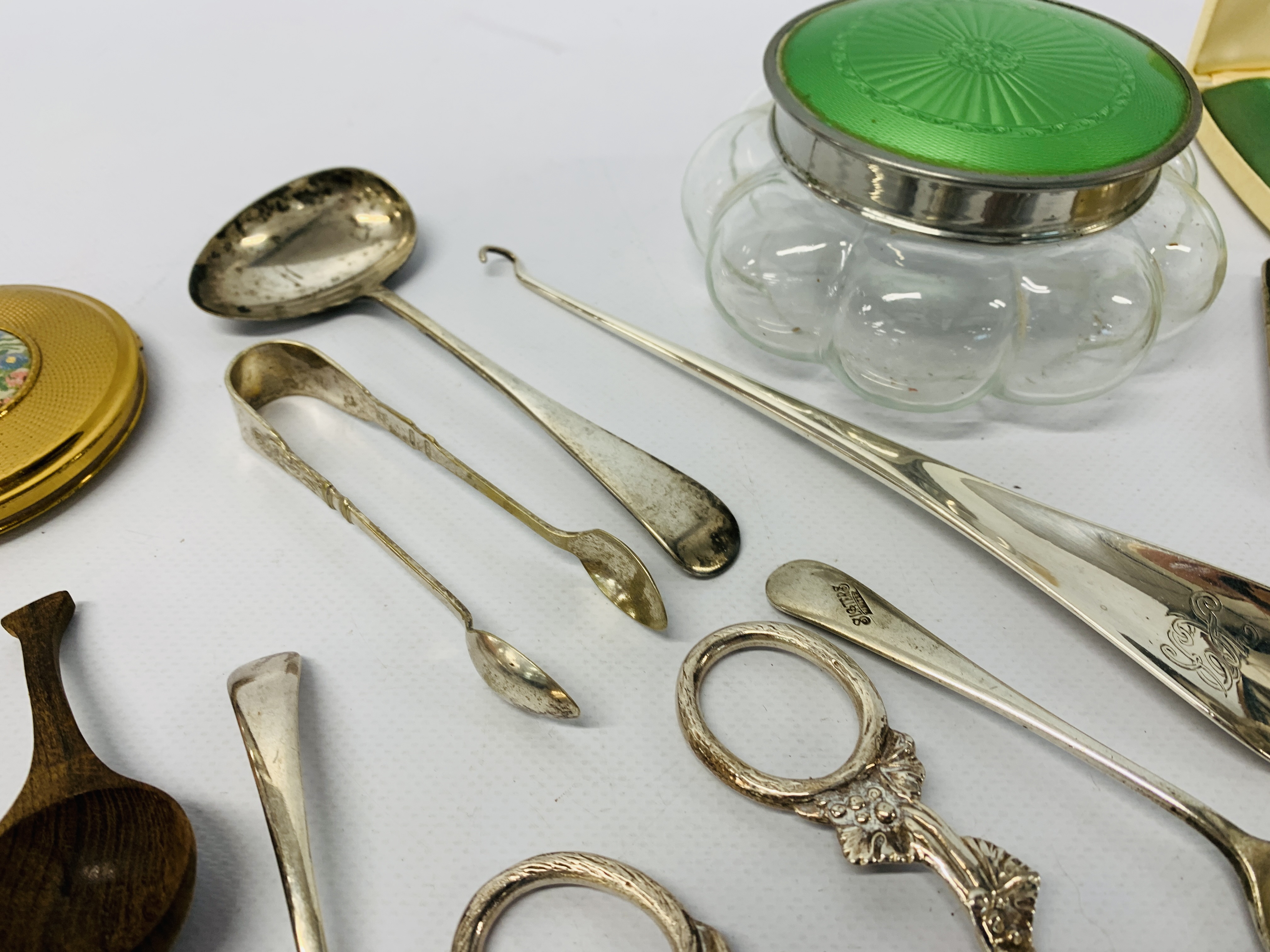 BOX OF MISCELLANEOUS TO INCLUDE SILVER SHOE HORN, LADIES COMPACTS, - Image 4 of 10