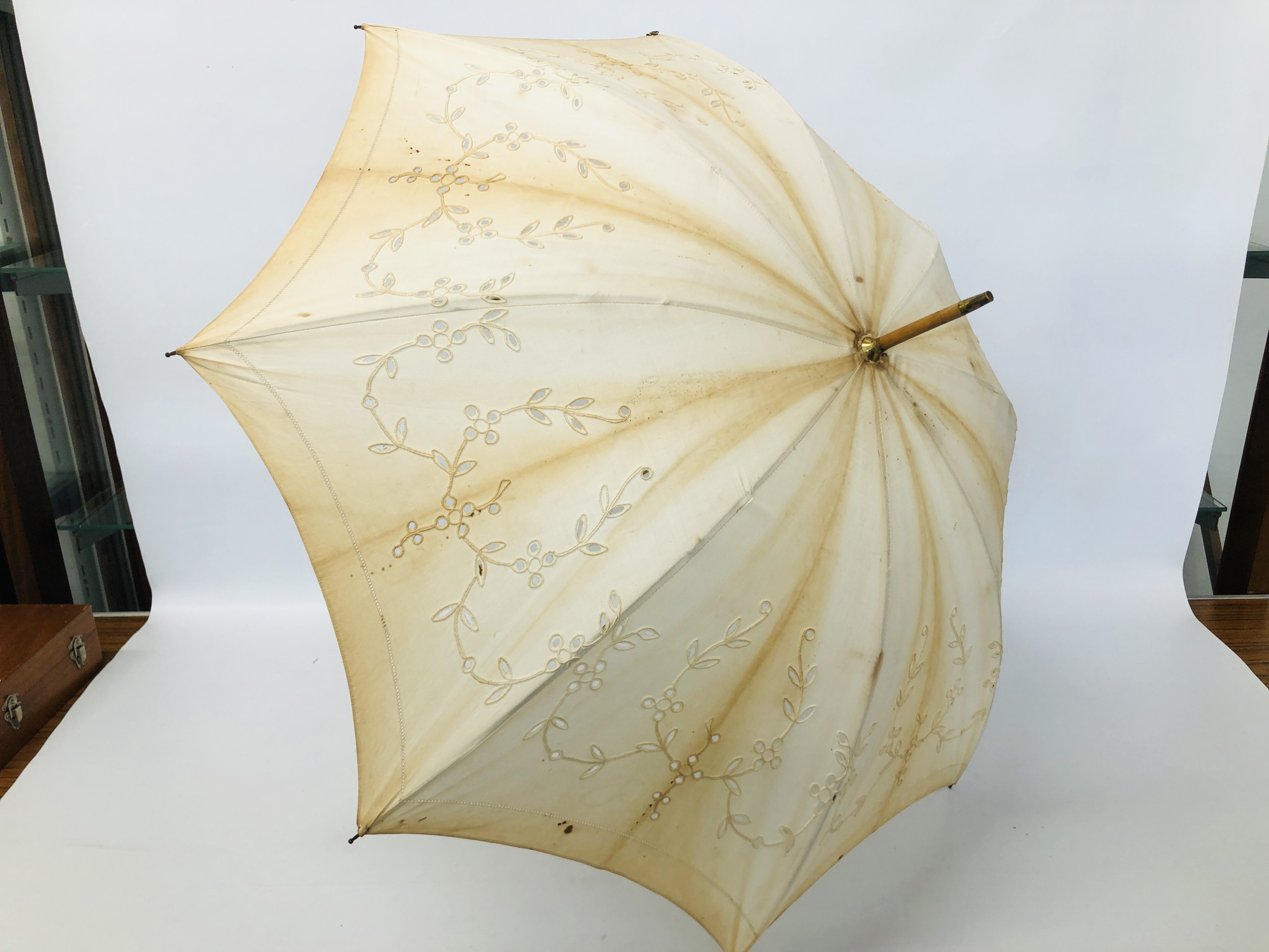 AN EDWARDIAN PARAGON FOX GARDEN UMBRELLA ALONG WITH A VINTAGE COTTON UMBRELLA - Image 2 of 9