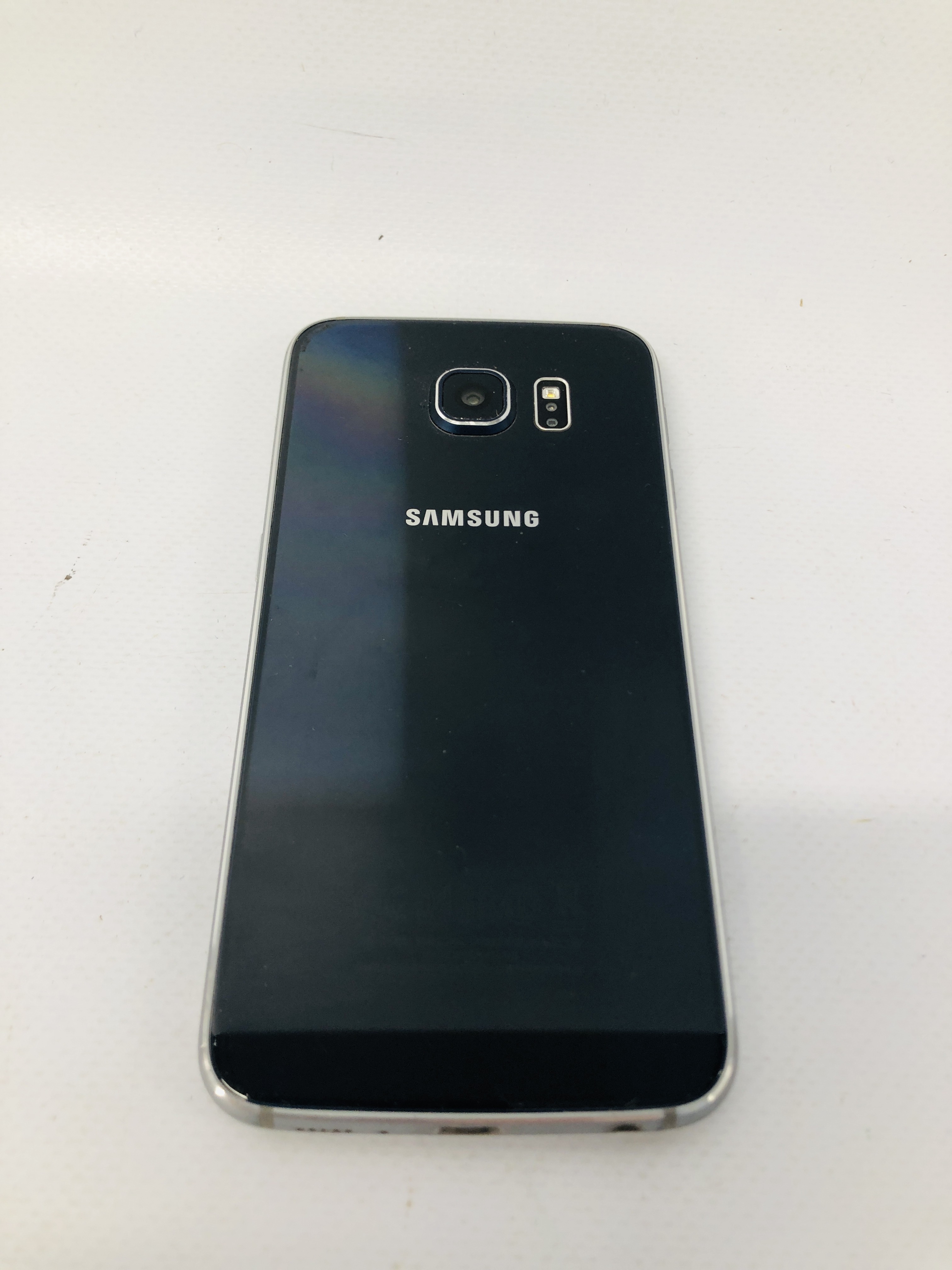 A SAMSUNG GALAXY S6 SMARTPHONE - SOLD AS SEEN - NO GUARANTEE OF CONNECTIVITY - Image 5 of 5