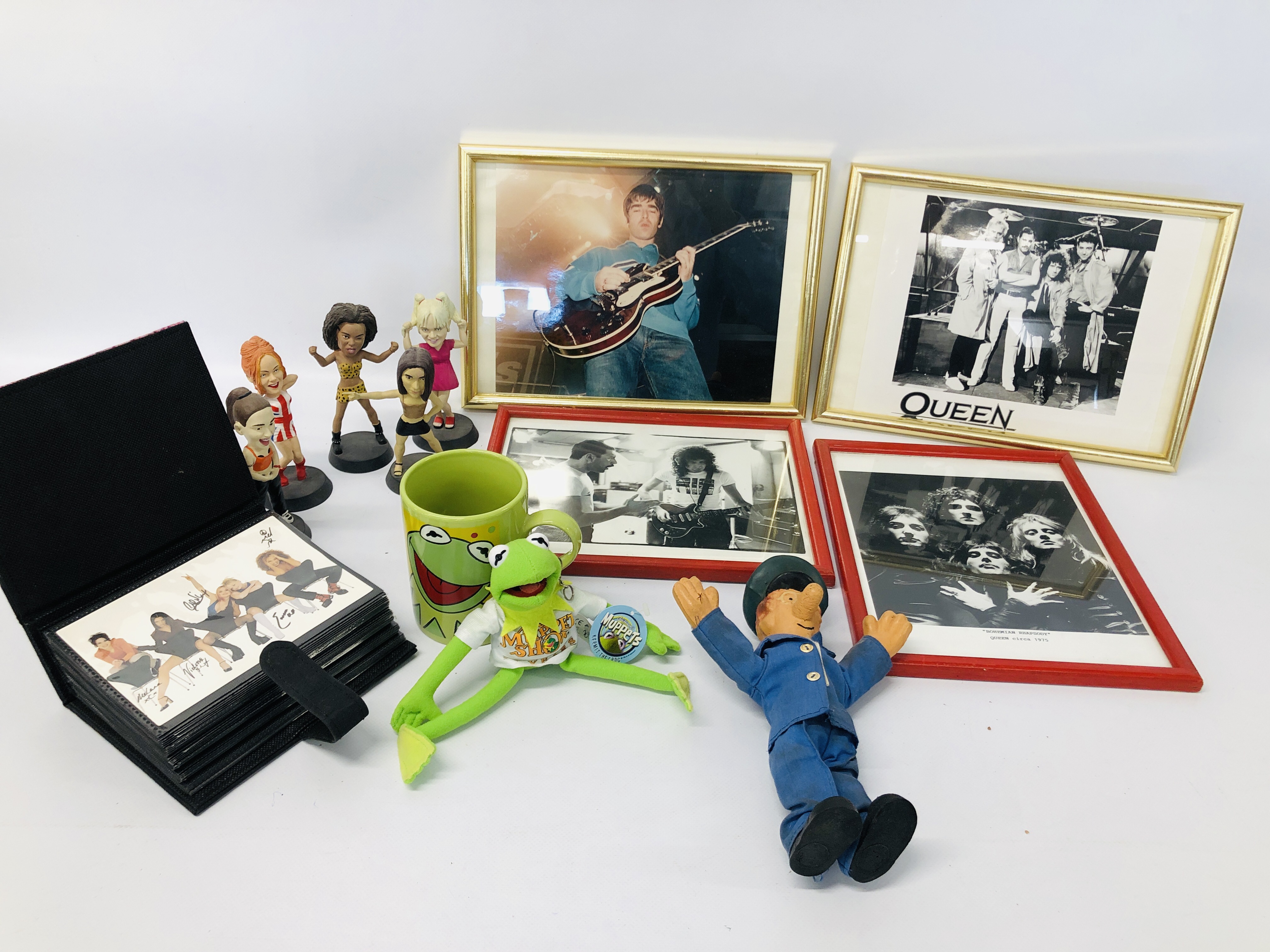 COLLECTION OF MUSIC MEMORABILIA TO INCLUDE 3 X QUEEN PICTURES, LIAM GALLAGHER PHOTO,