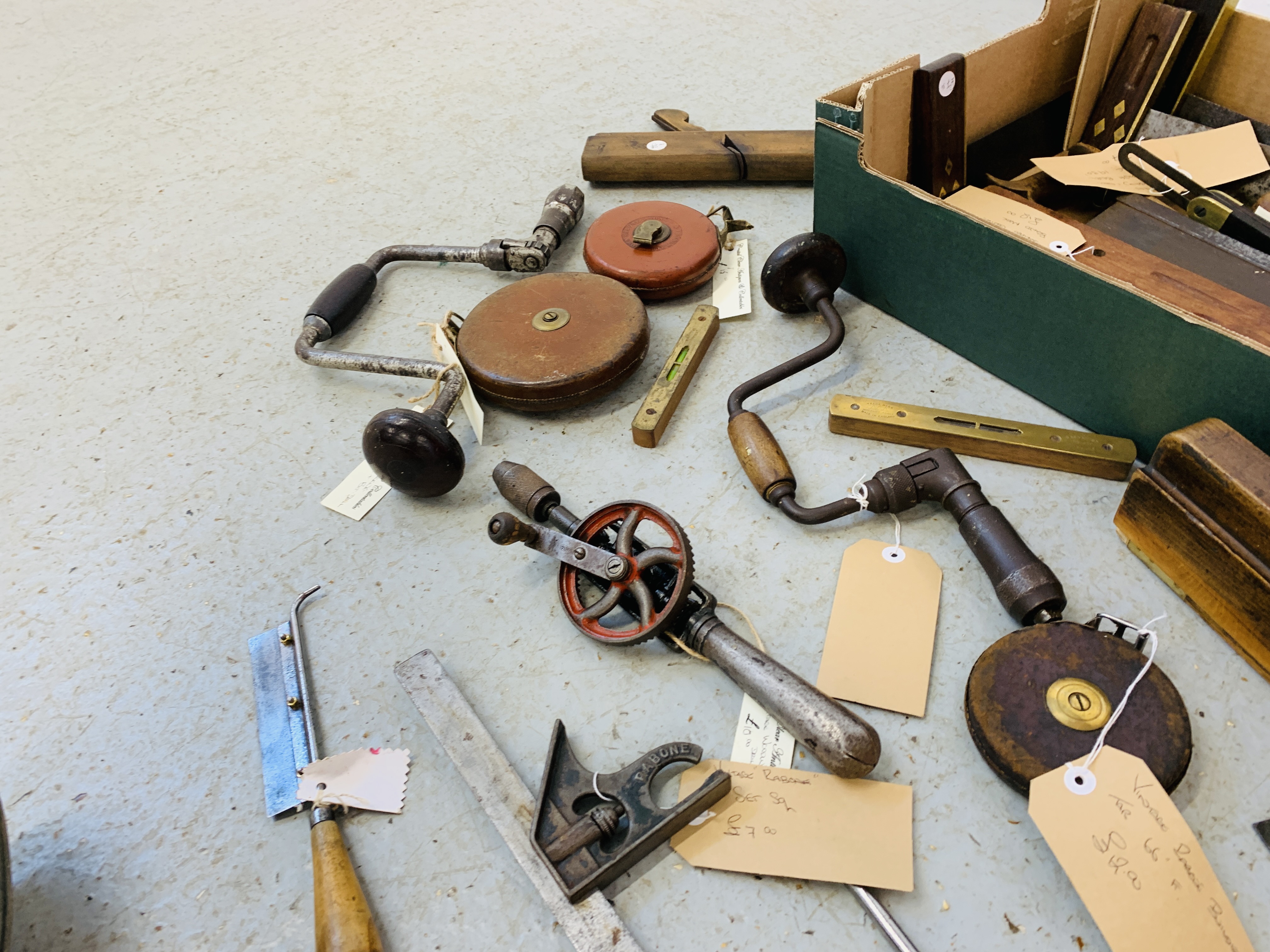 AN ASSORTMENT OF VINTAGE HAND TOOLS TO INCLUDE DRILLS, PLANES, LEVELS, TAPE MEASURE, SAWS, - Image 9 of 9