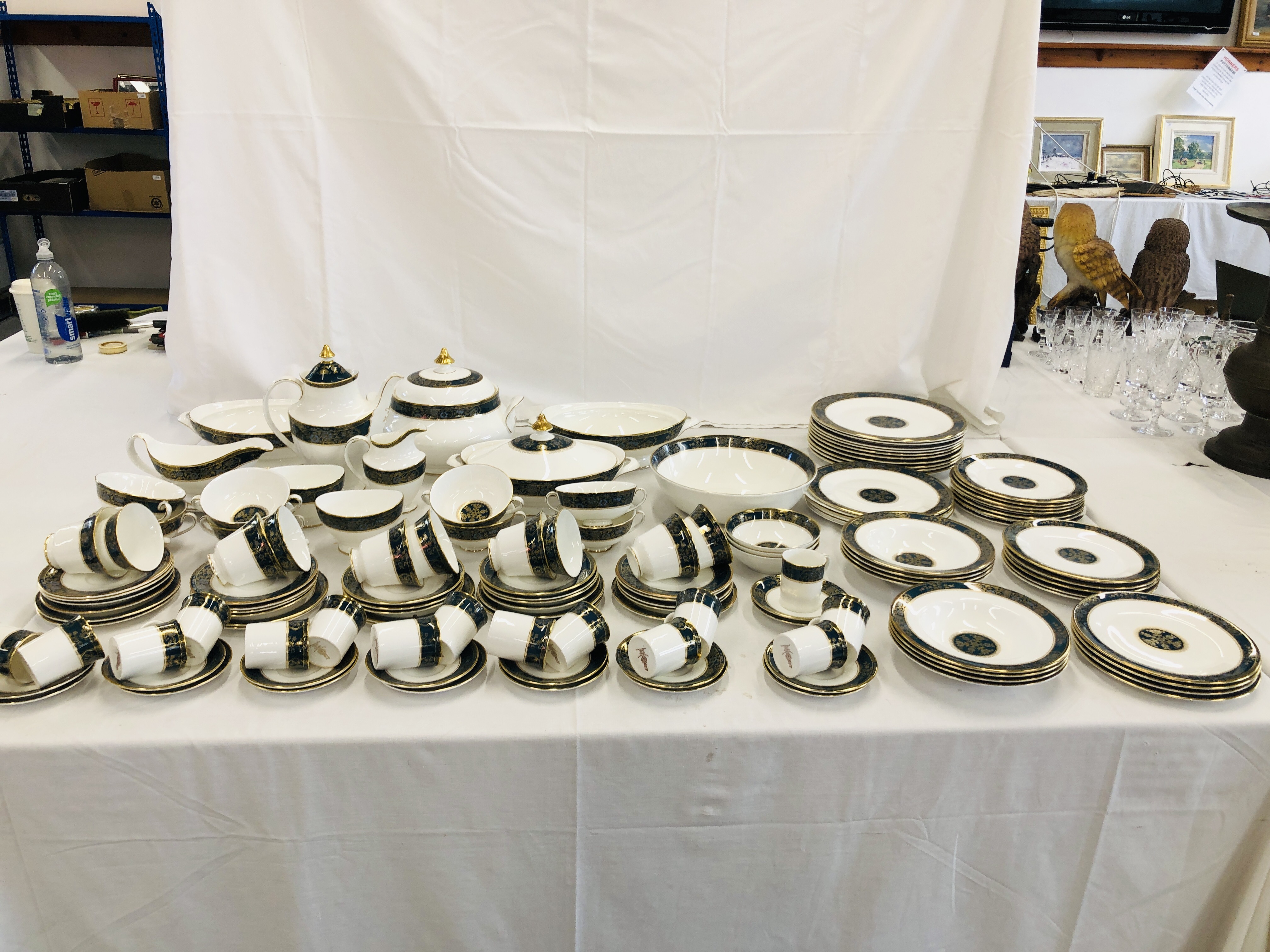 LARGE QTY OF CARLYLE H5018 ROYAL DOULTON FINE BONE CHINA TABLEWARE TO INCLUDE SOUP BOWLS, - Image 4 of 12