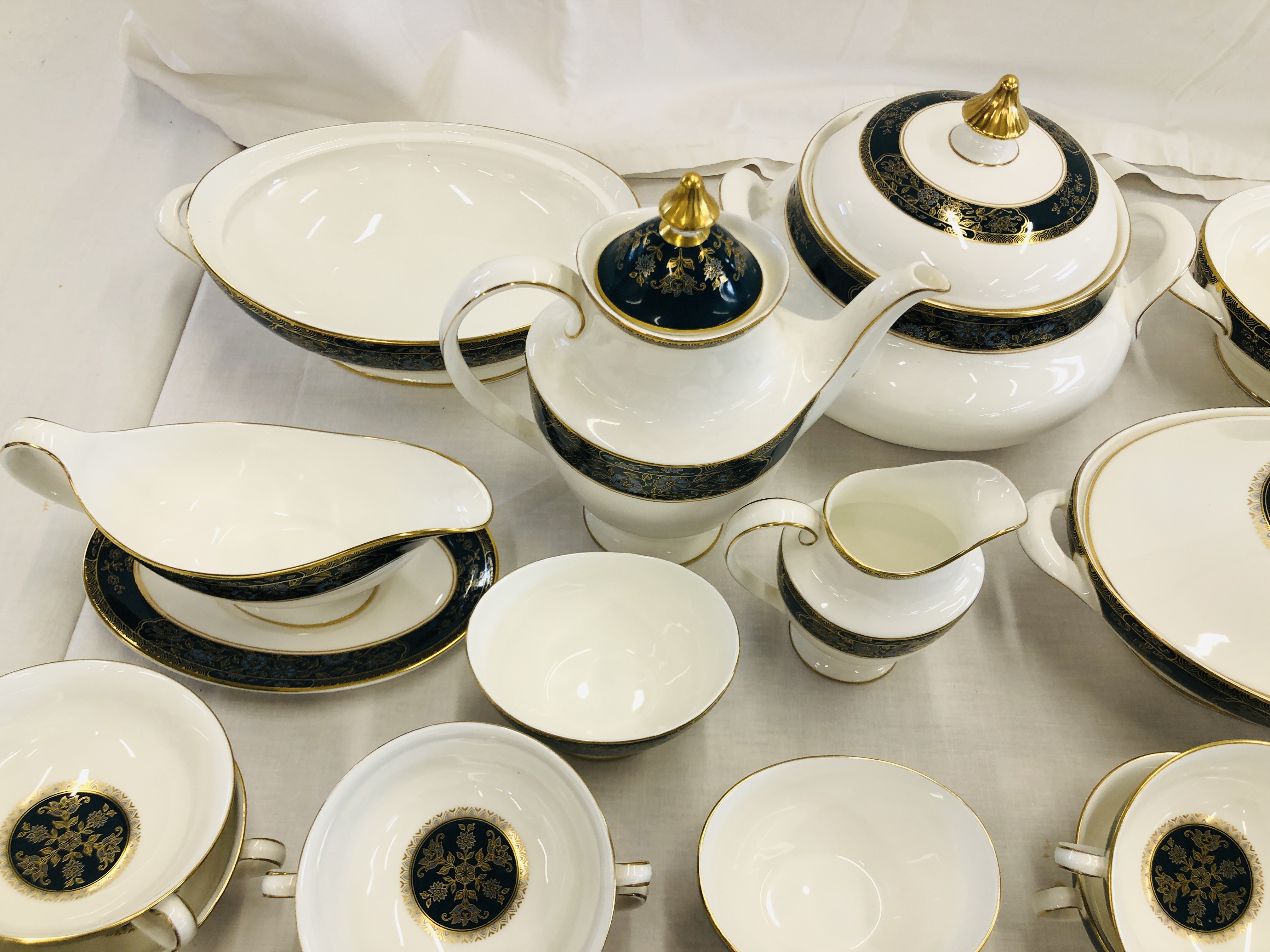 LARGE QTY OF CARLYLE H5018 ROYAL DOULTON FINE BONE CHINA TABLEWARE TO INCLUDE SOUP BOWLS, - Image 9 of 12
