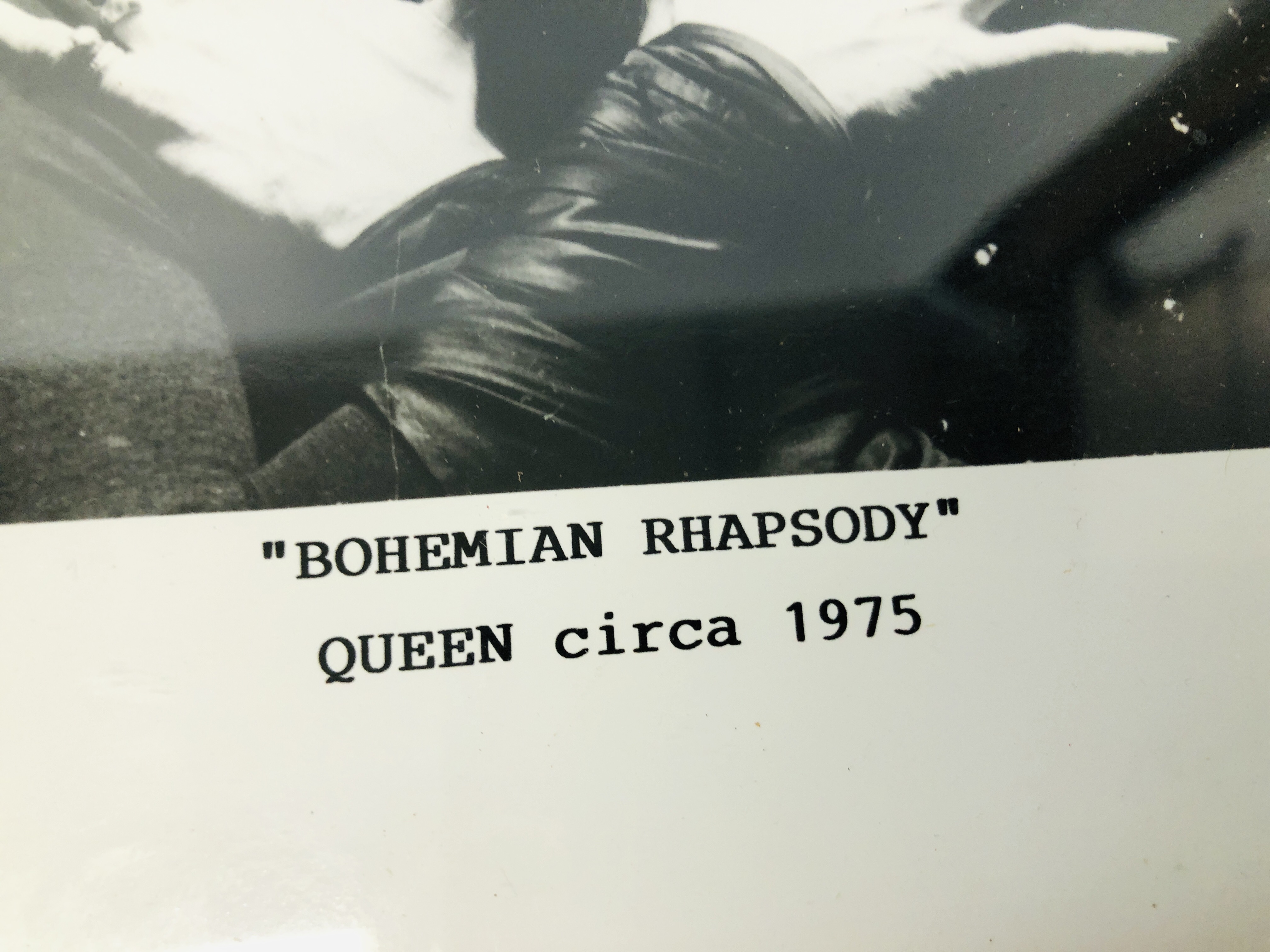 COLLECTION OF MUSIC MEMORABILIA TO INCLUDE 3 X QUEEN PICTURES, LIAM GALLAGHER PHOTO, - Image 3 of 6