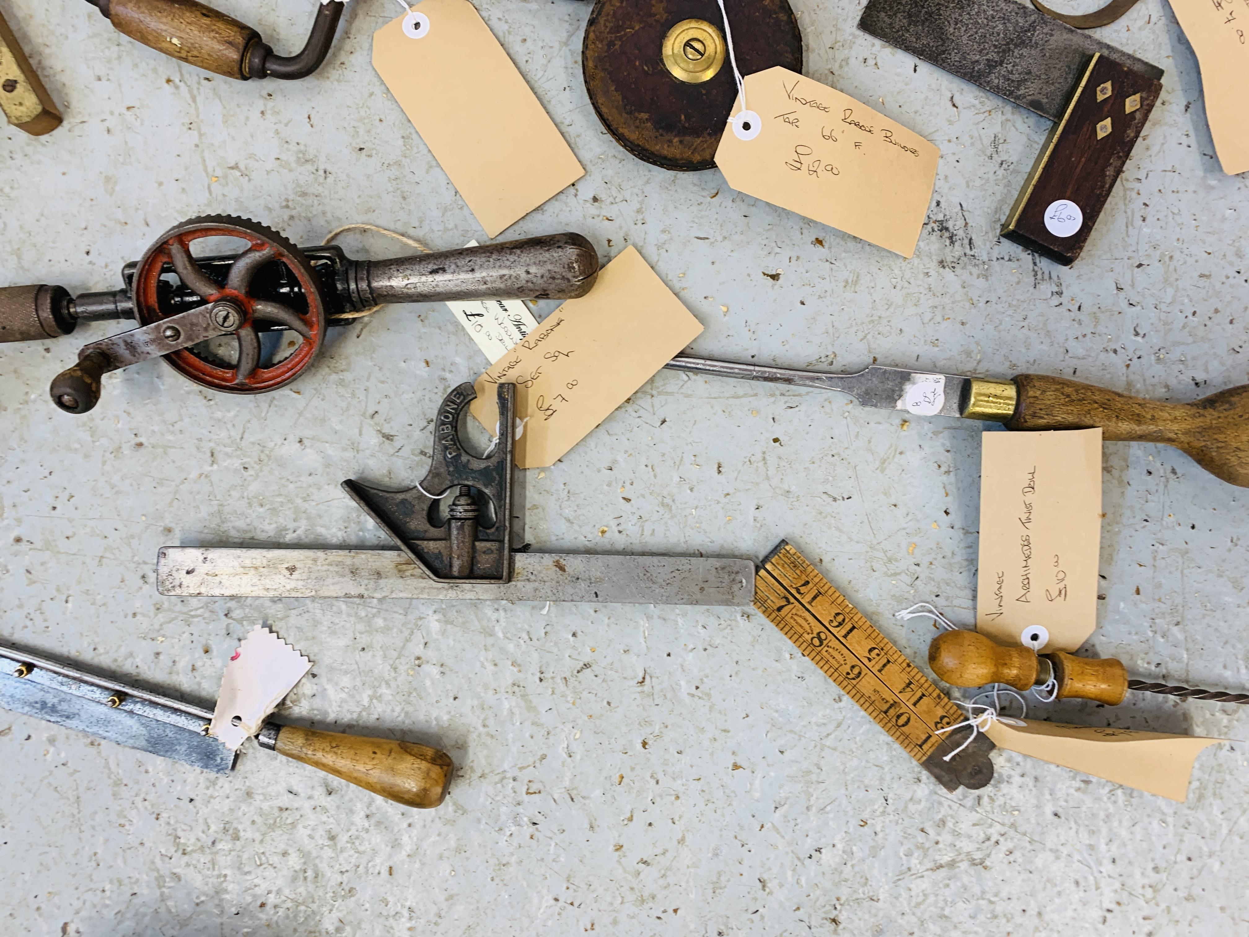 AN ASSORTMENT OF VINTAGE HAND TOOLS TO INCLUDE DRILLS, PLANES, LEVELS, TAPE MEASURE, SAWS, - Image 8 of 9