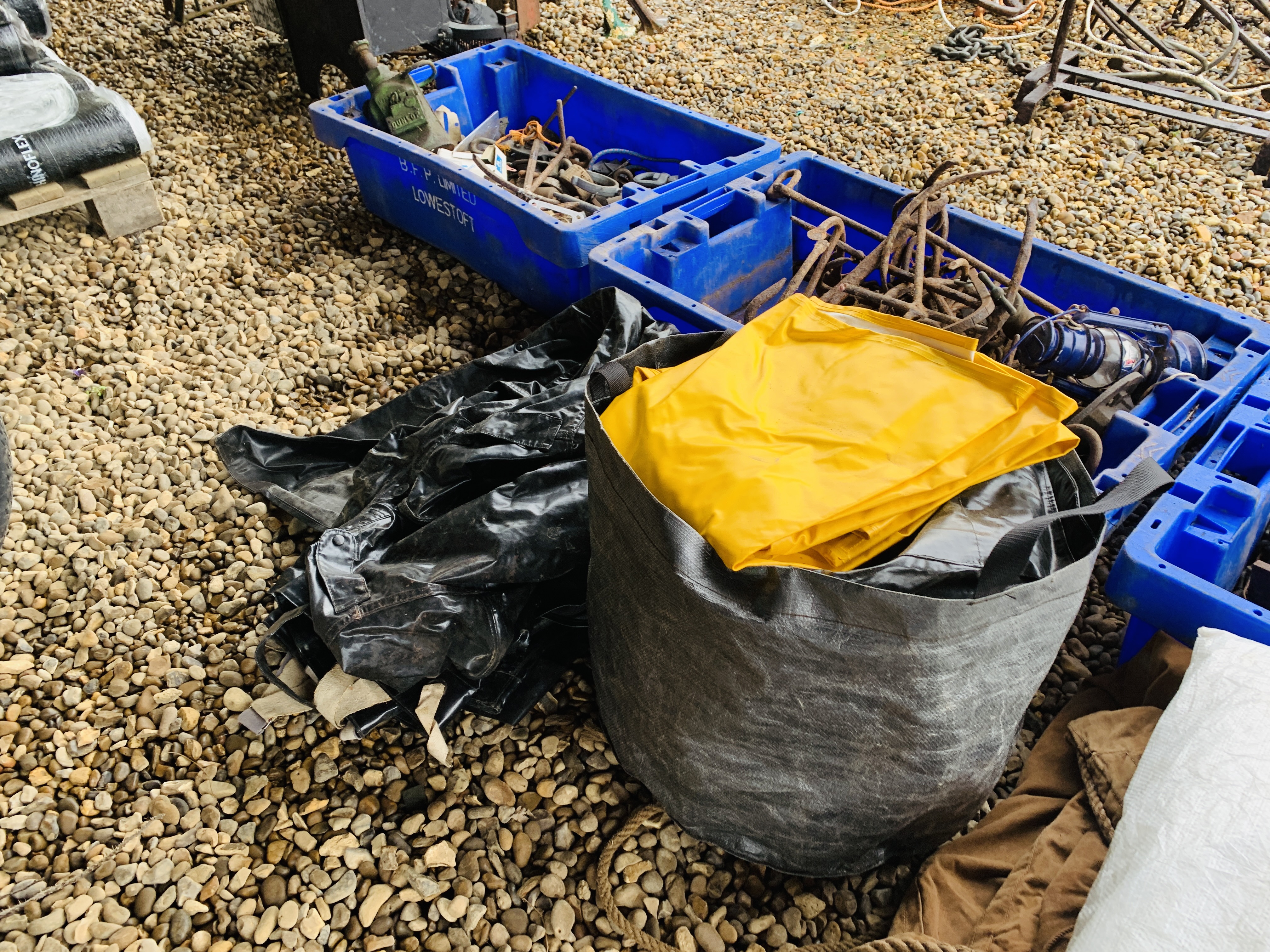 5 X PLASTIC CRATES CONTAINING ASSORTED CHAINS, ANCHORS, ROLLOCKS, - Image 7 of 9