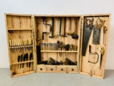 A PINE CARPENTERS TOOL CHEST CONTAINING AN ASSORTMENT OF WOOD WORKING TOOLS TO INCLUDE STANLEY No5