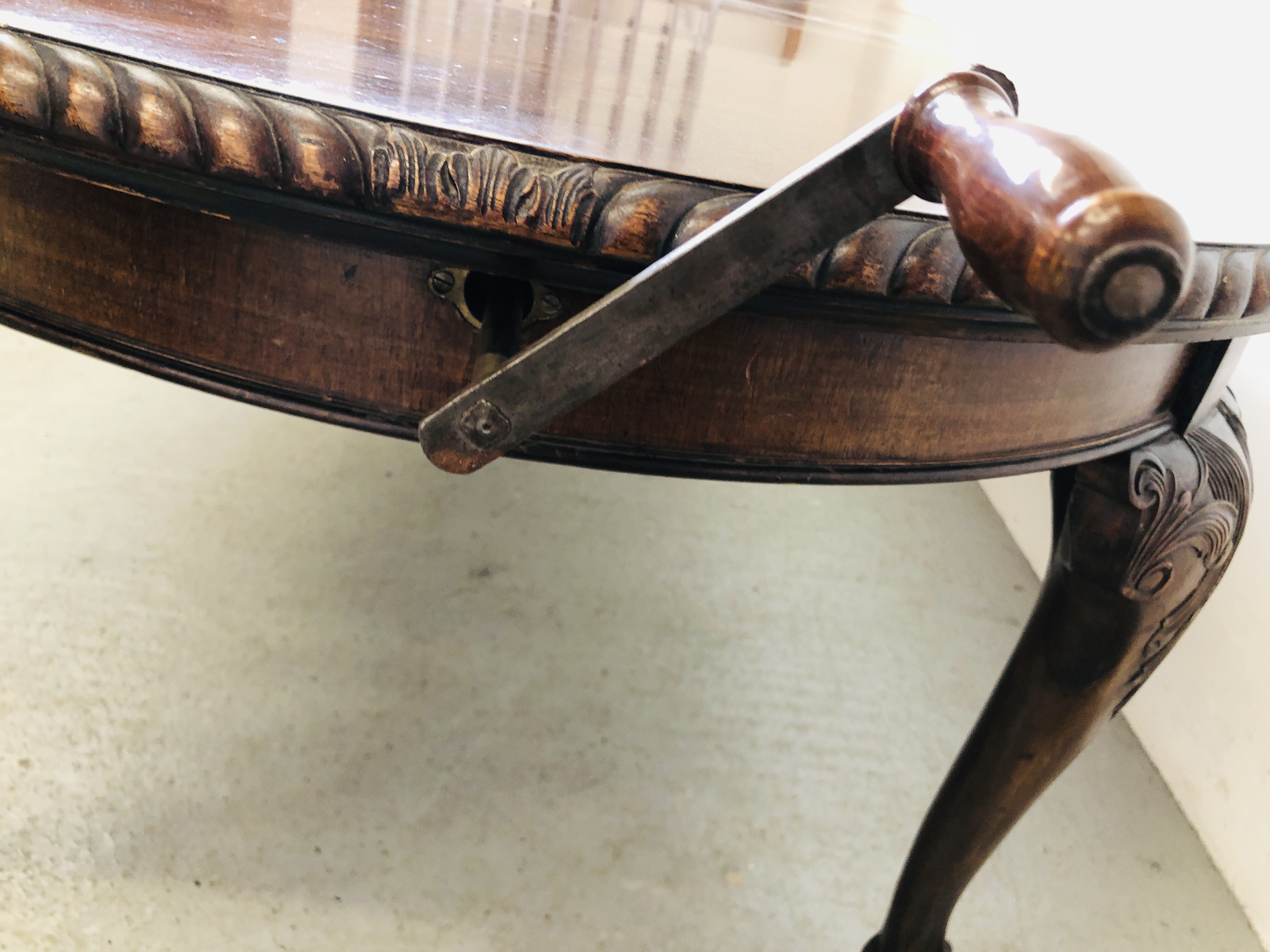 AN EXTENDING MAHOGANY OVAL EXTENDING DINING TABLE ON BALL AND CLAW FEET (2 EXTENSION LEAVES) WIND - Image 12 of 12