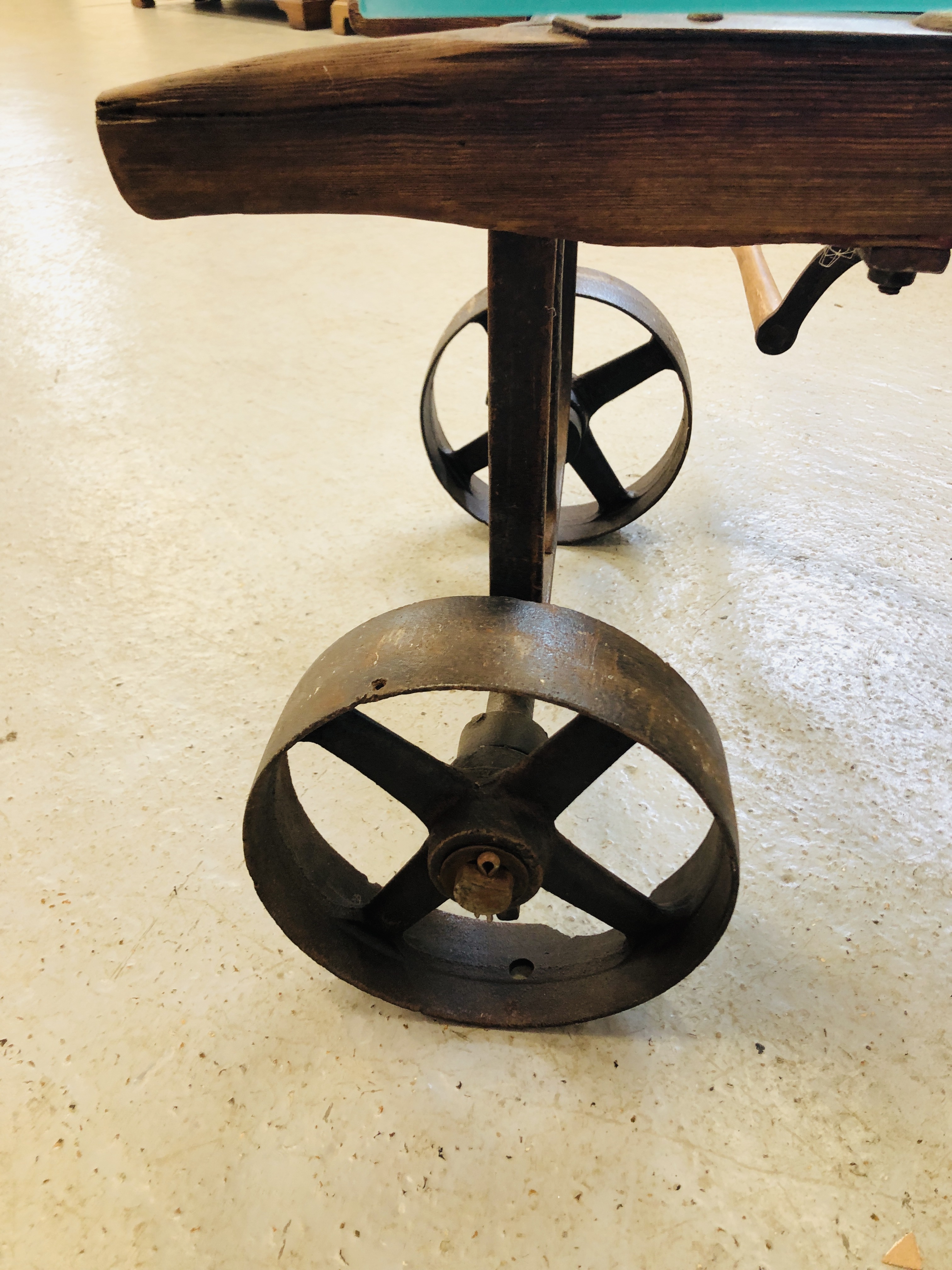 A GLASS TOP EXTENDING COFFEE TABLE CONVERTED FROM AN ANTIQUE COOKS RATCHET ACTION SACK BARROW - Image 19 of 22