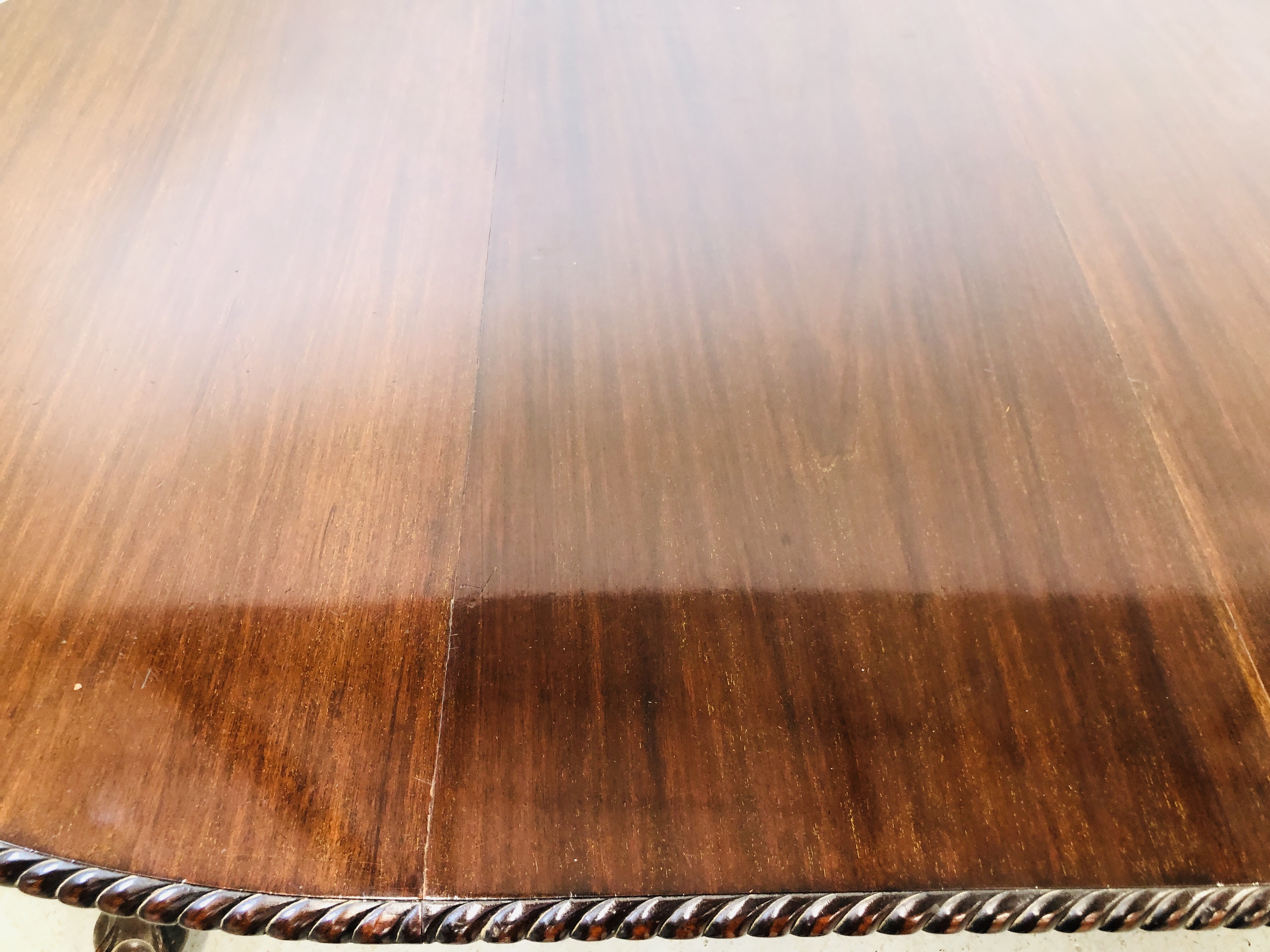 AN EXTENDING MAHOGANY OVAL EXTENDING DINING TABLE ON BALL AND CLAW FEET (2 EXTENSION LEAVES) WIND - Image 9 of 12