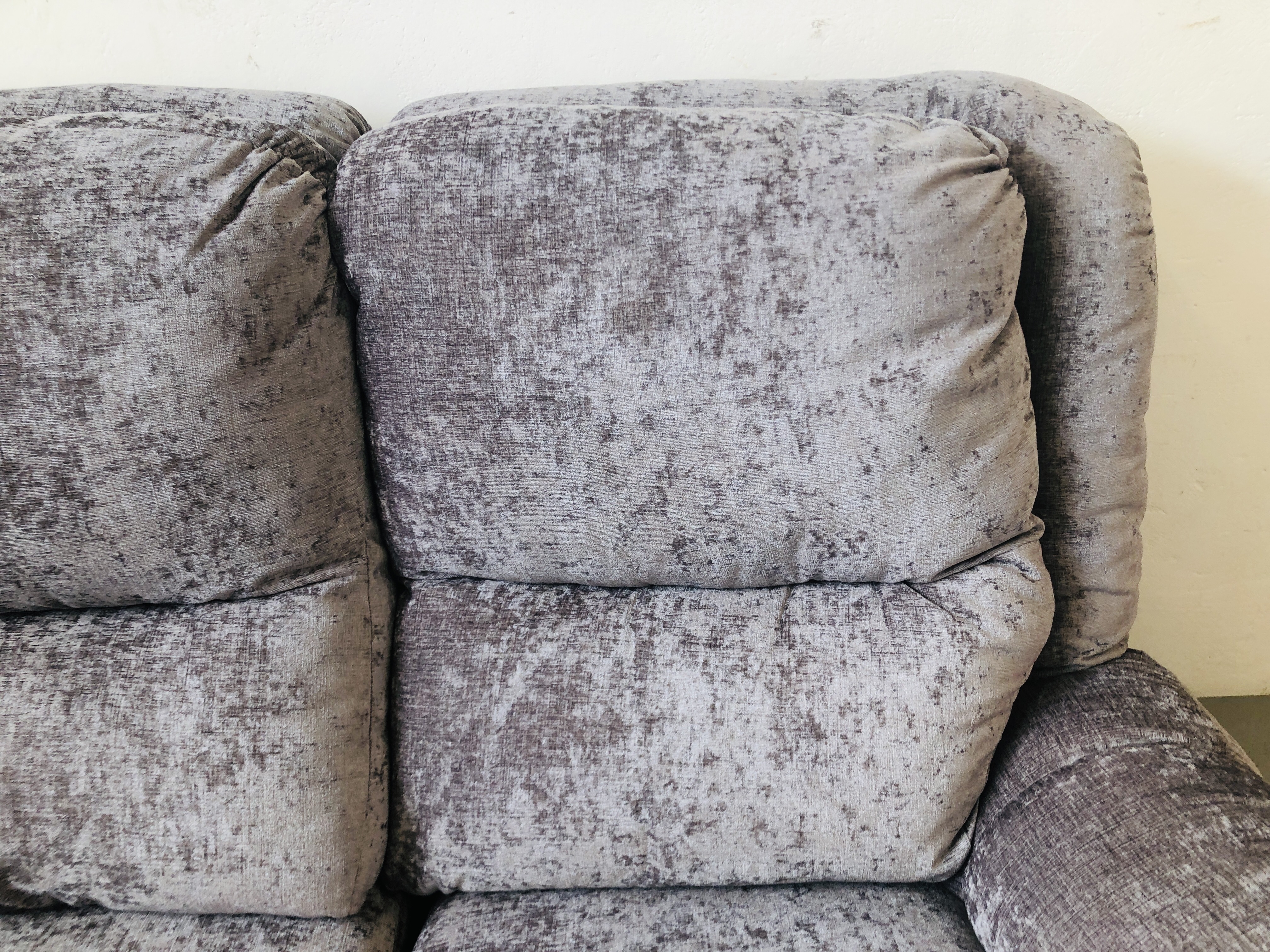 A MODERN DESIGNER 3 SEATER GREY SUEDE RECLINER SOFA - SOLD AS SEEN - Image 6 of 9