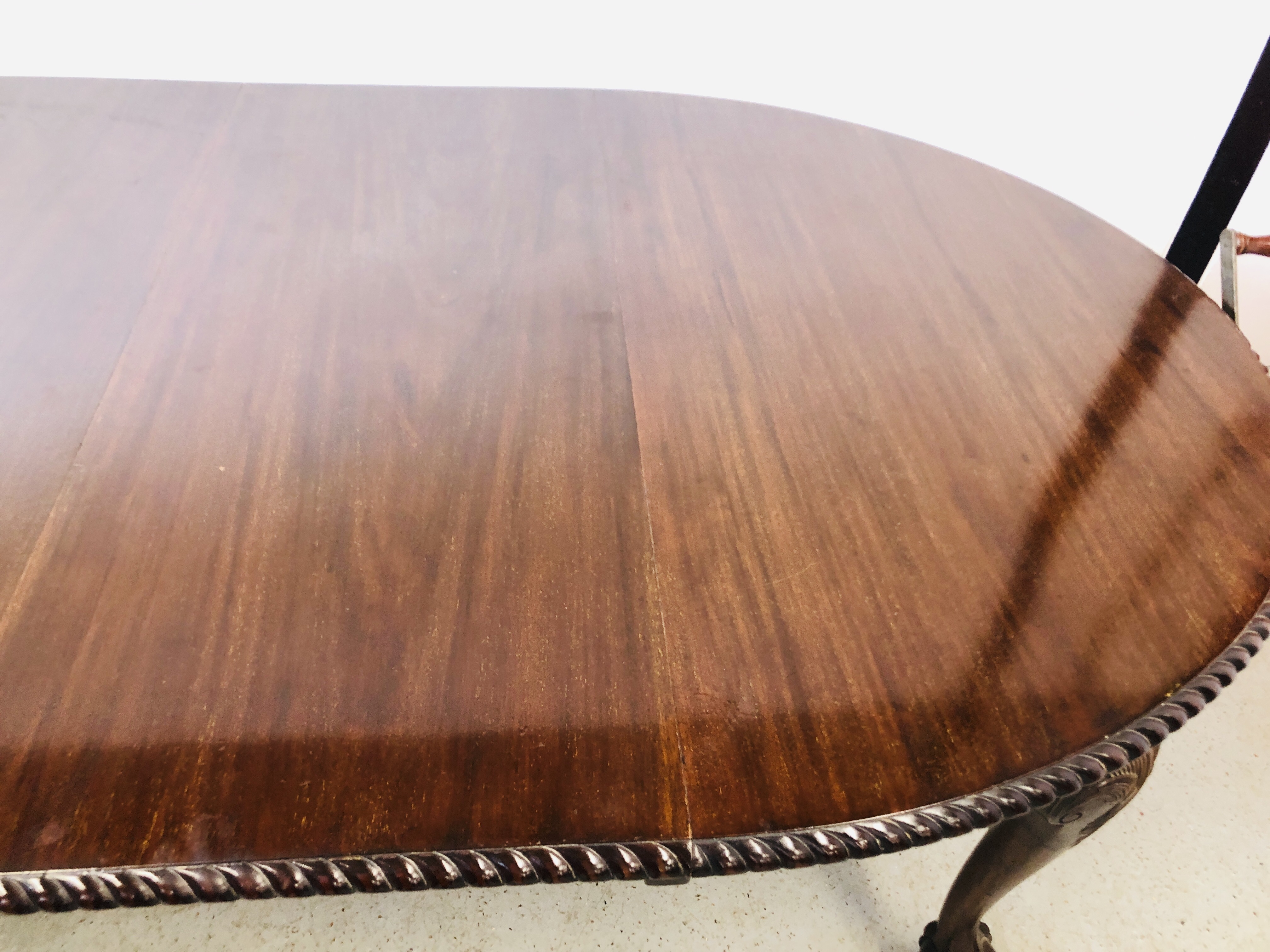 AN EXTENDING MAHOGANY OVAL EXTENDING DINING TABLE ON BALL AND CLAW FEET (2 EXTENSION LEAVES) WIND - Image 8 of 12