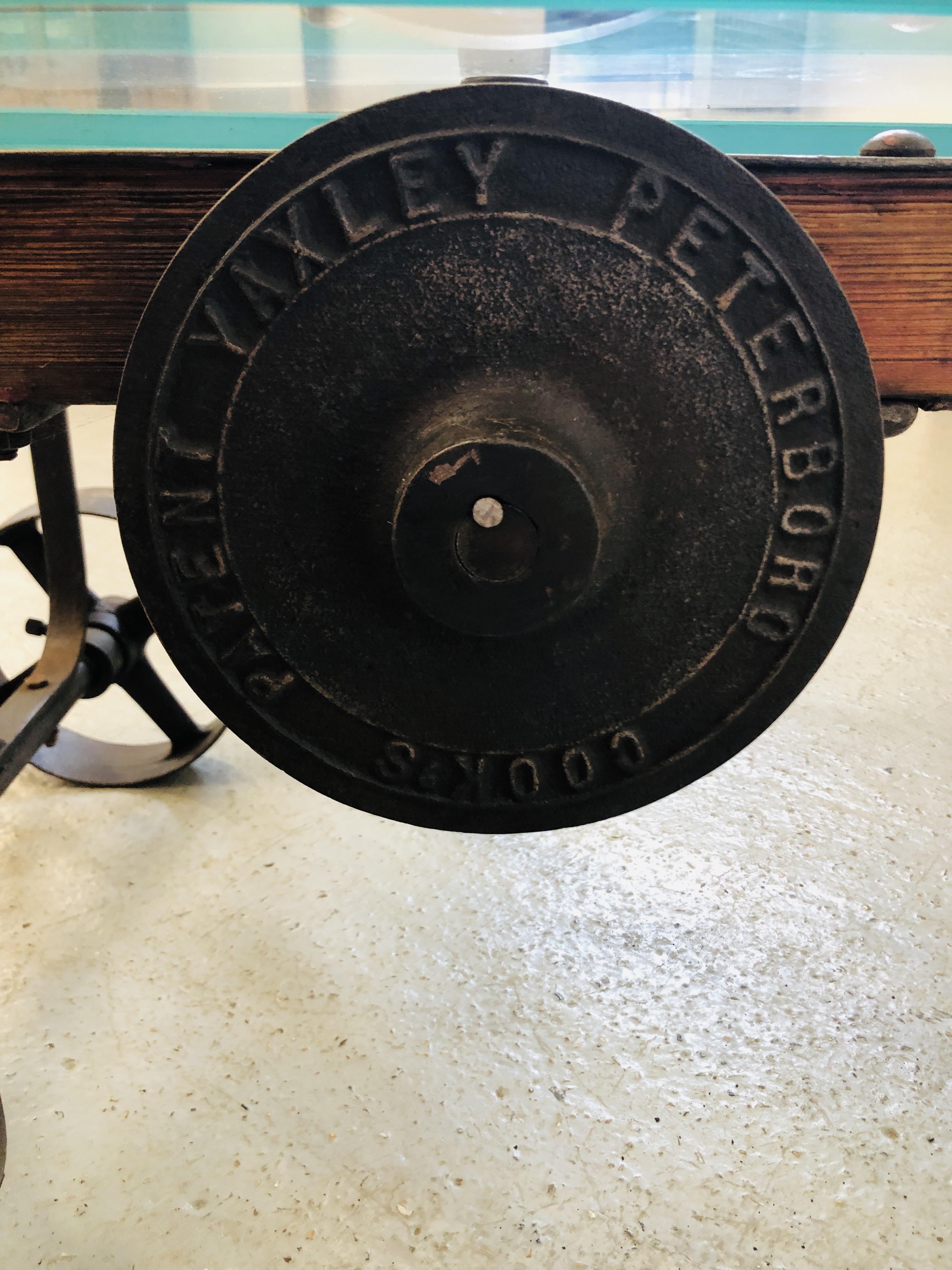 A GLASS TOP EXTENDING COFFEE TABLE CONVERTED FROM AN ANTIQUE COOKS RATCHET ACTION SACK BARROW - Image 18 of 22