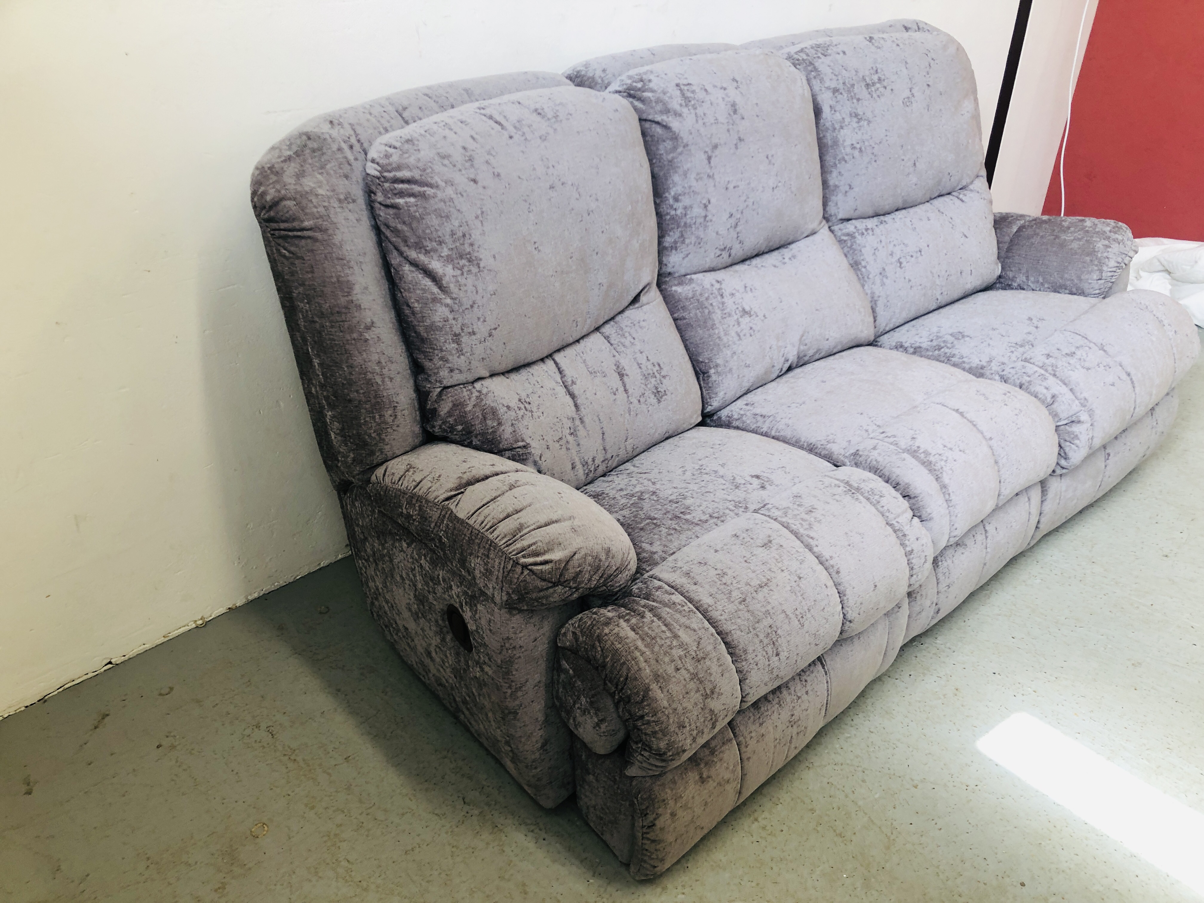 A MODERN DESIGNER 3 SEATER GREY SUEDE RECLINER SOFA - SOLD AS SEEN - Image 7 of 9