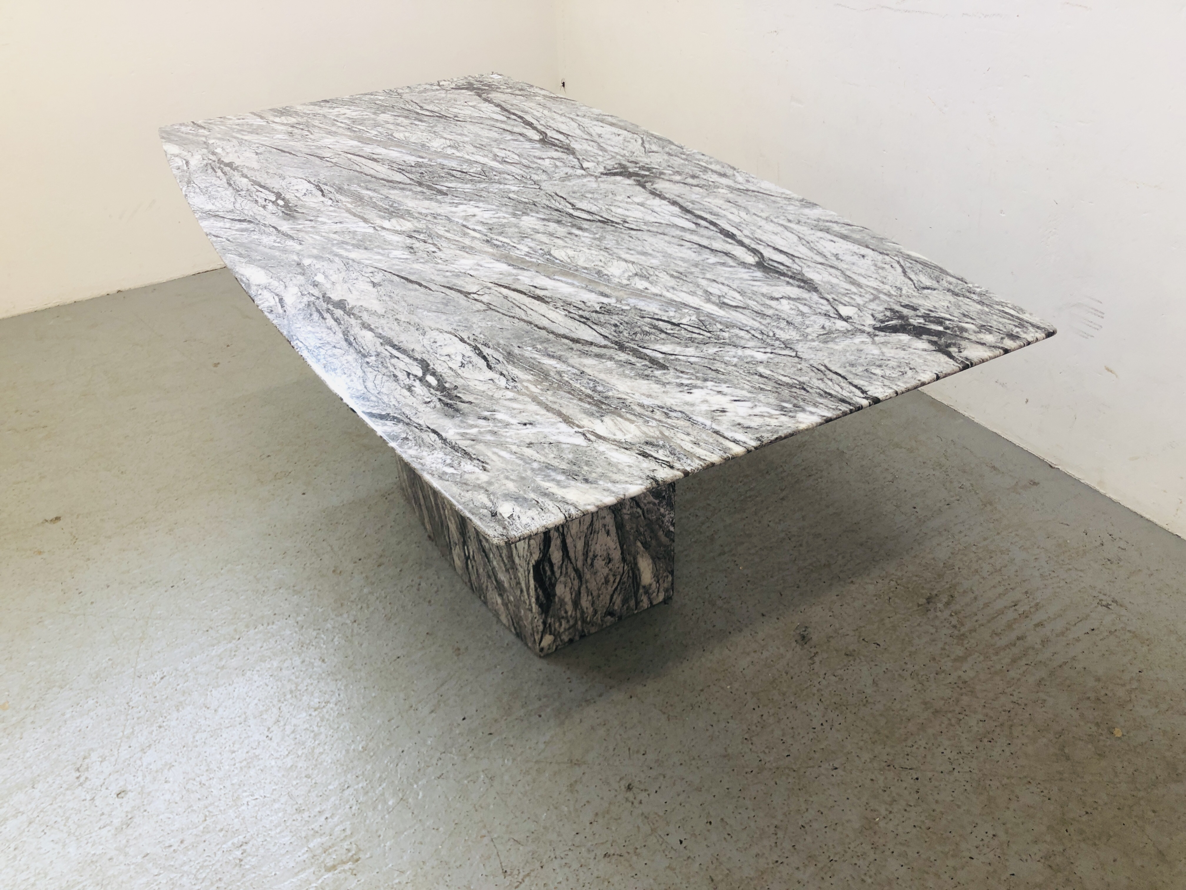 A MODERN DESIGNER MARBLE DINING TABLE ON SINGLE PEDESTAL - Image 3 of 5