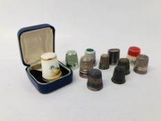 COLLECTION OF APPROX 9 THIMBLES TO INCLUDE A HAND PAINTED WORCESTER 1955 "BLUETIT" THIMBLE