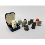 COLLECTION OF APPROX 9 THIMBLES TO INCLUDE A HAND PAINTED WORCESTER 1955 "BLUETIT" THIMBLE