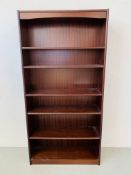 A FULL HEIGHT MODERN MAHOGANY EFFECT FINISH BOOKSHELF WIDTH 90CM HEIGHT 181CM DEPTH 28CM