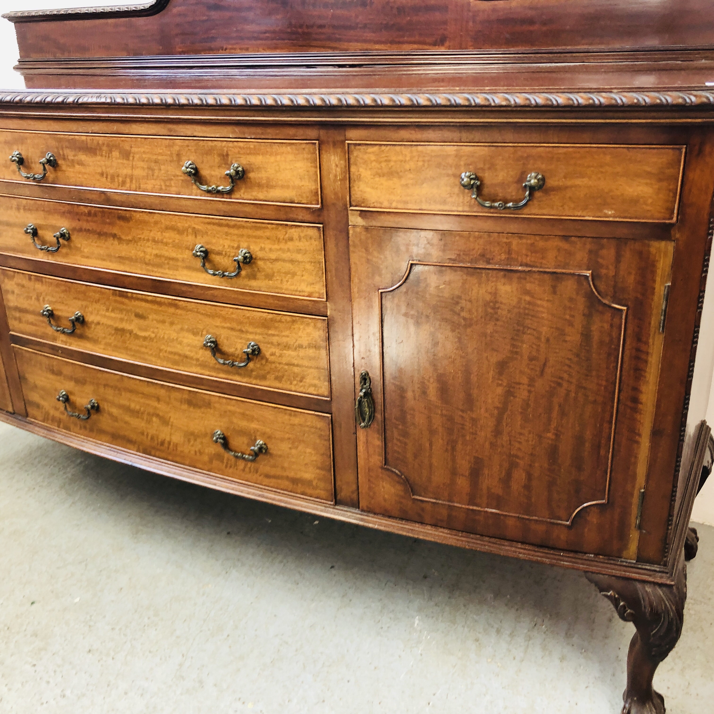 LARGE MAHOGANY BOW FRONT SIDEBOARD WITH FOUR CENTRAL DRAWERS FLANKED BY SINGLE DRAWERS AND CABINETS - Image 4 of 10
