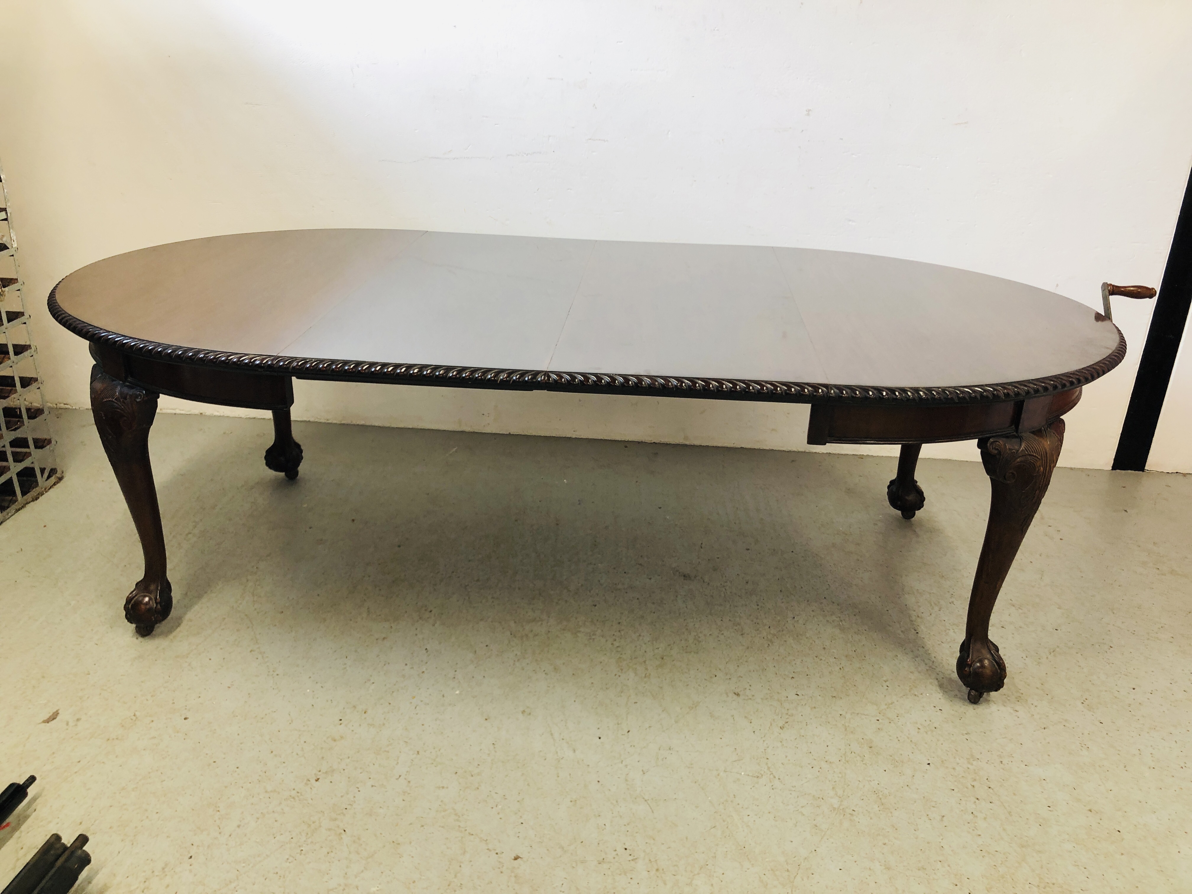 AN EXTENDING MAHOGANY OVAL EXTENDING DINING TABLE ON BALL AND CLAW FEET (2 EXTENSION LEAVES) WIND - Image 6 of 12