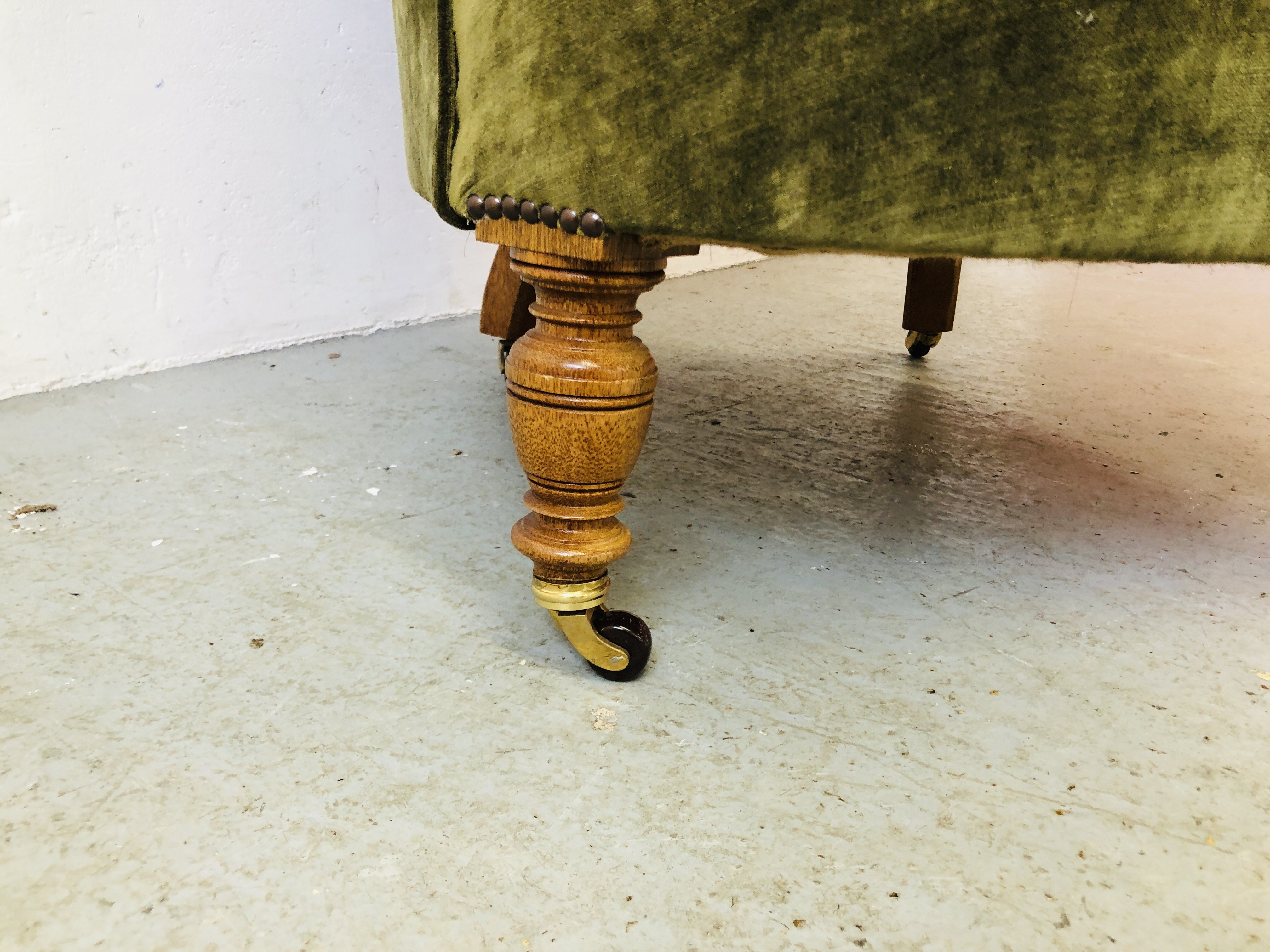 EDWARDIAN BUTTON BACK EASY CHAIR UPHOLSTERED IN GREEN VELVET - Image 3 of 6