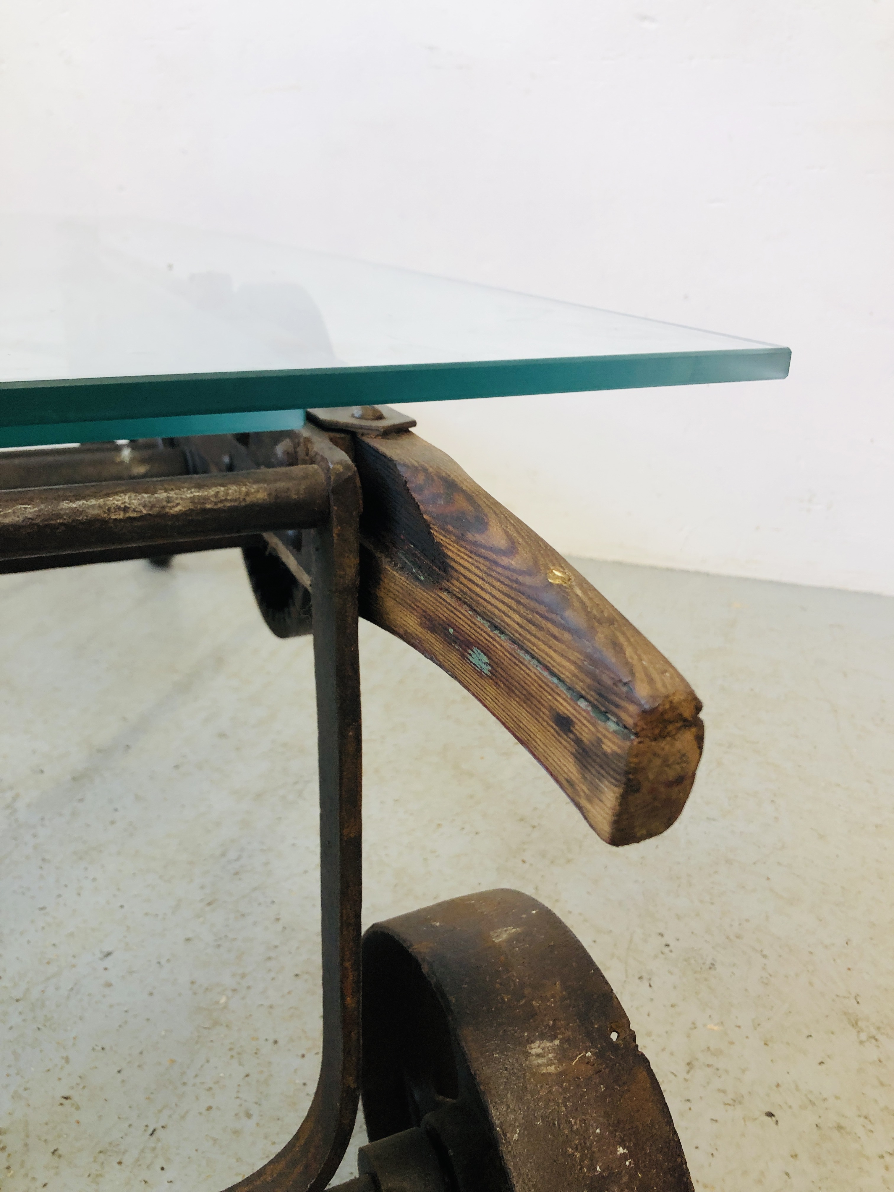 A GLASS TOP EXTENDING COFFEE TABLE CONVERTED FROM AN ANTIQUE COOKS RATCHET ACTION SACK BARROW - Image 17 of 22