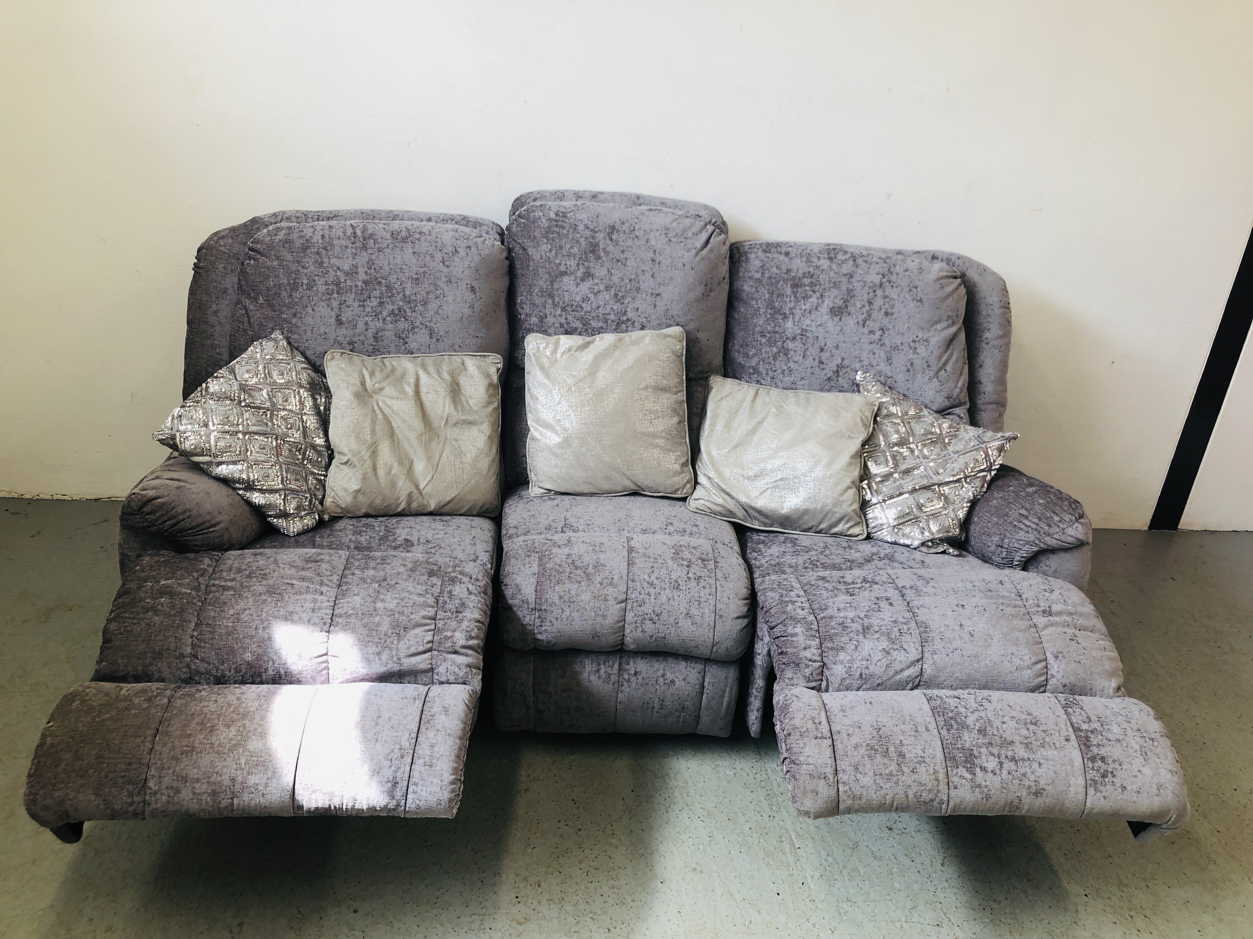 A MODERN DESIGNER 3 SEATER GREY SUEDE RECLINER SOFA - SOLD AS SEEN - Image 9 of 9